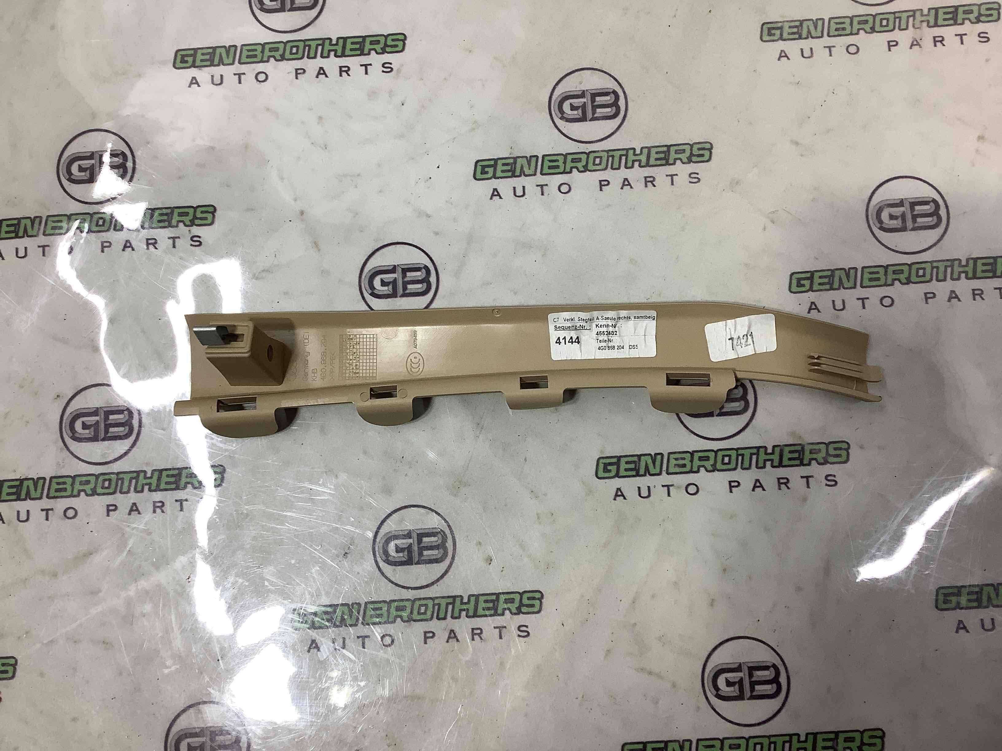 Обшивка передней стойки правая