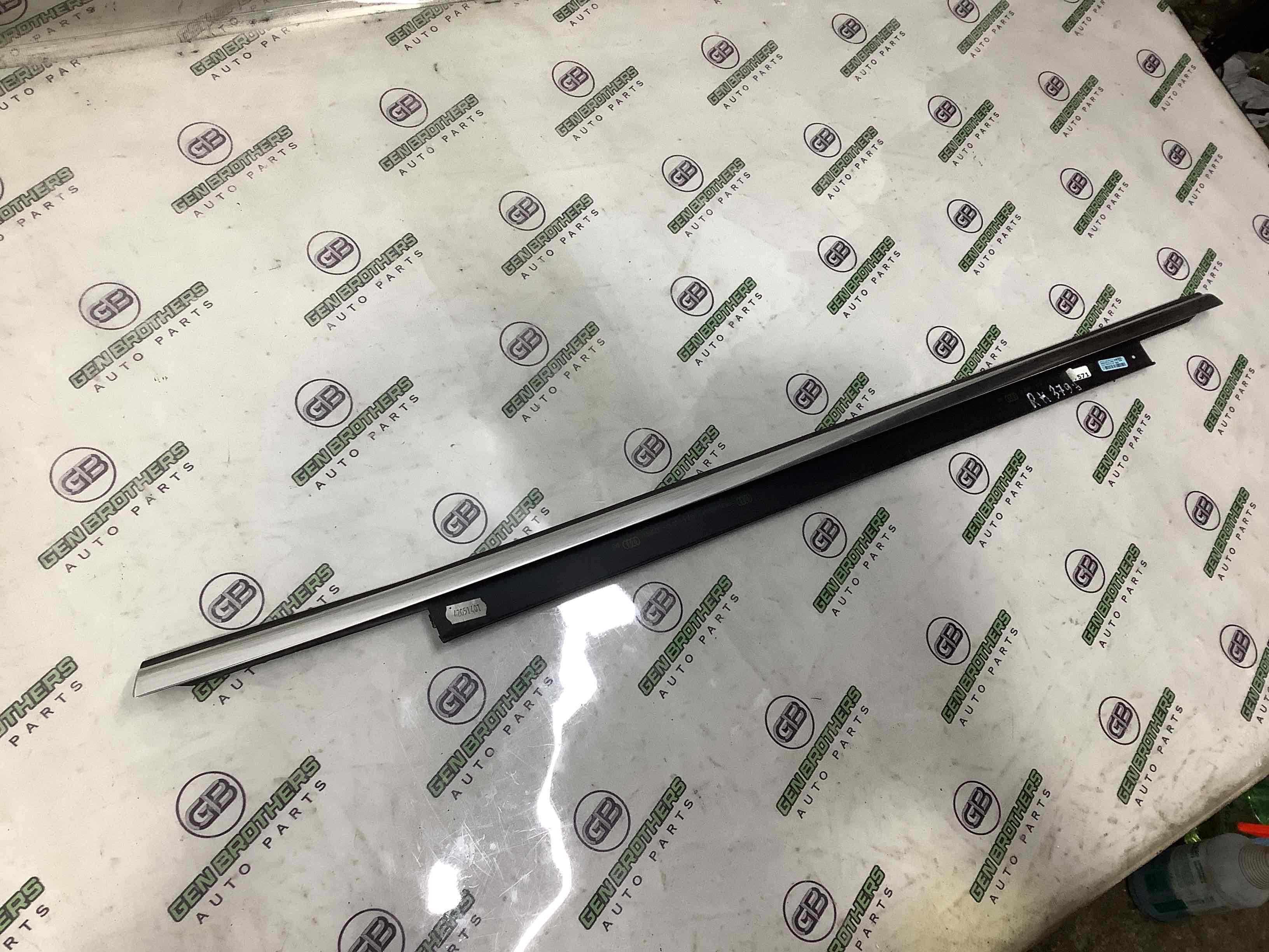 Молдинг двери задней правой