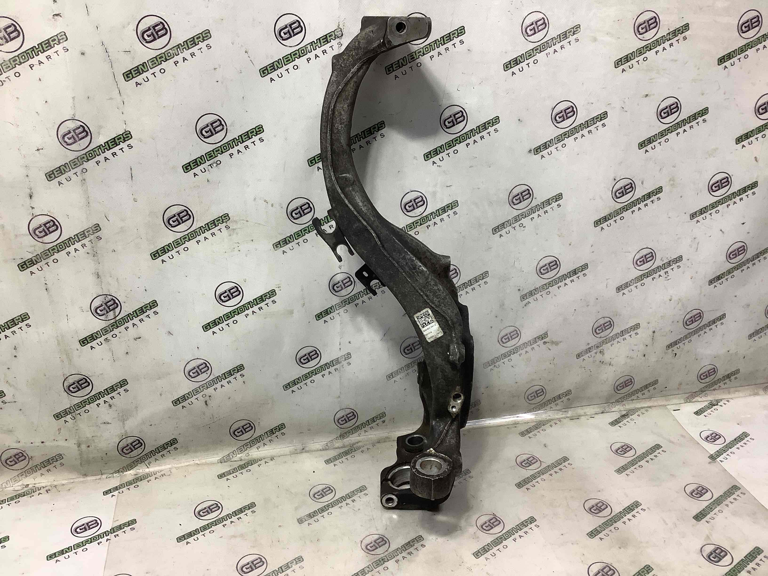 Кулак поворотный левый