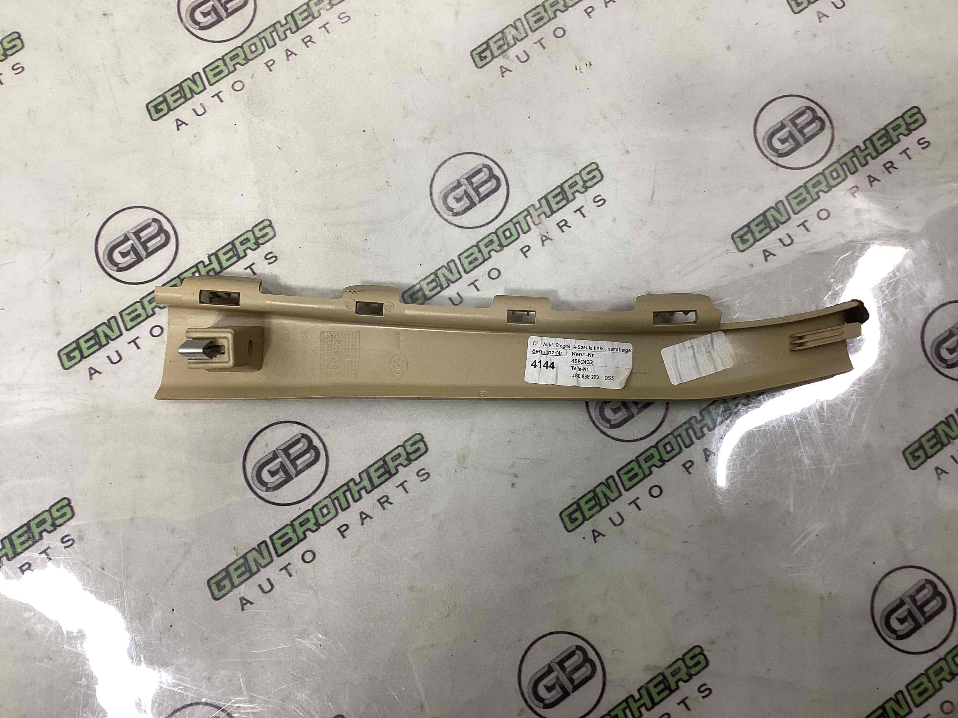 Обшивка передней стойки левая