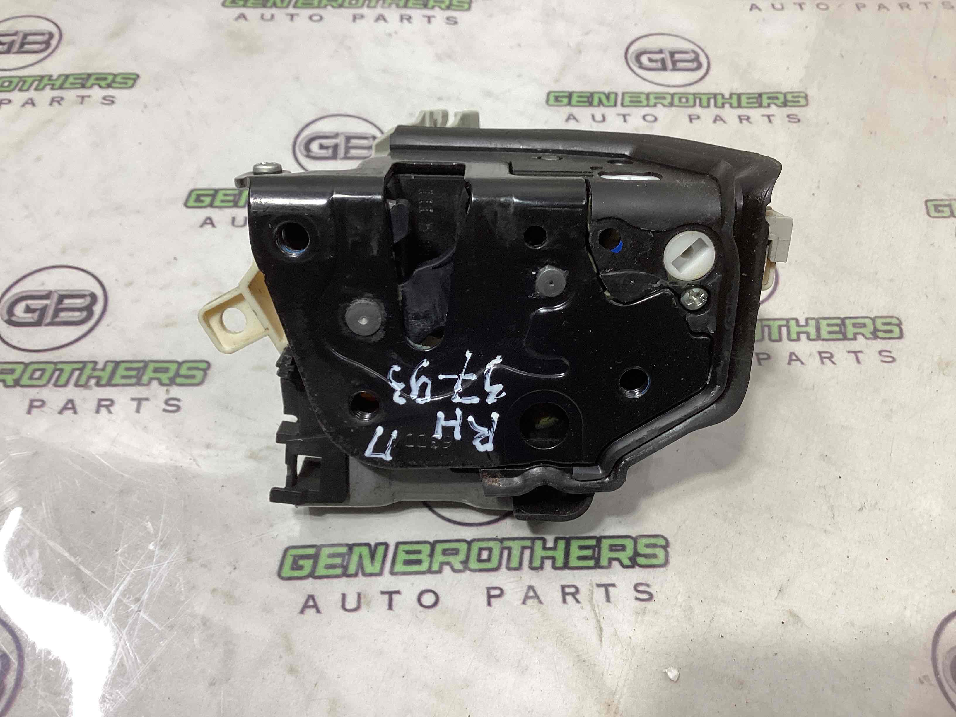 Замок двери передней правой