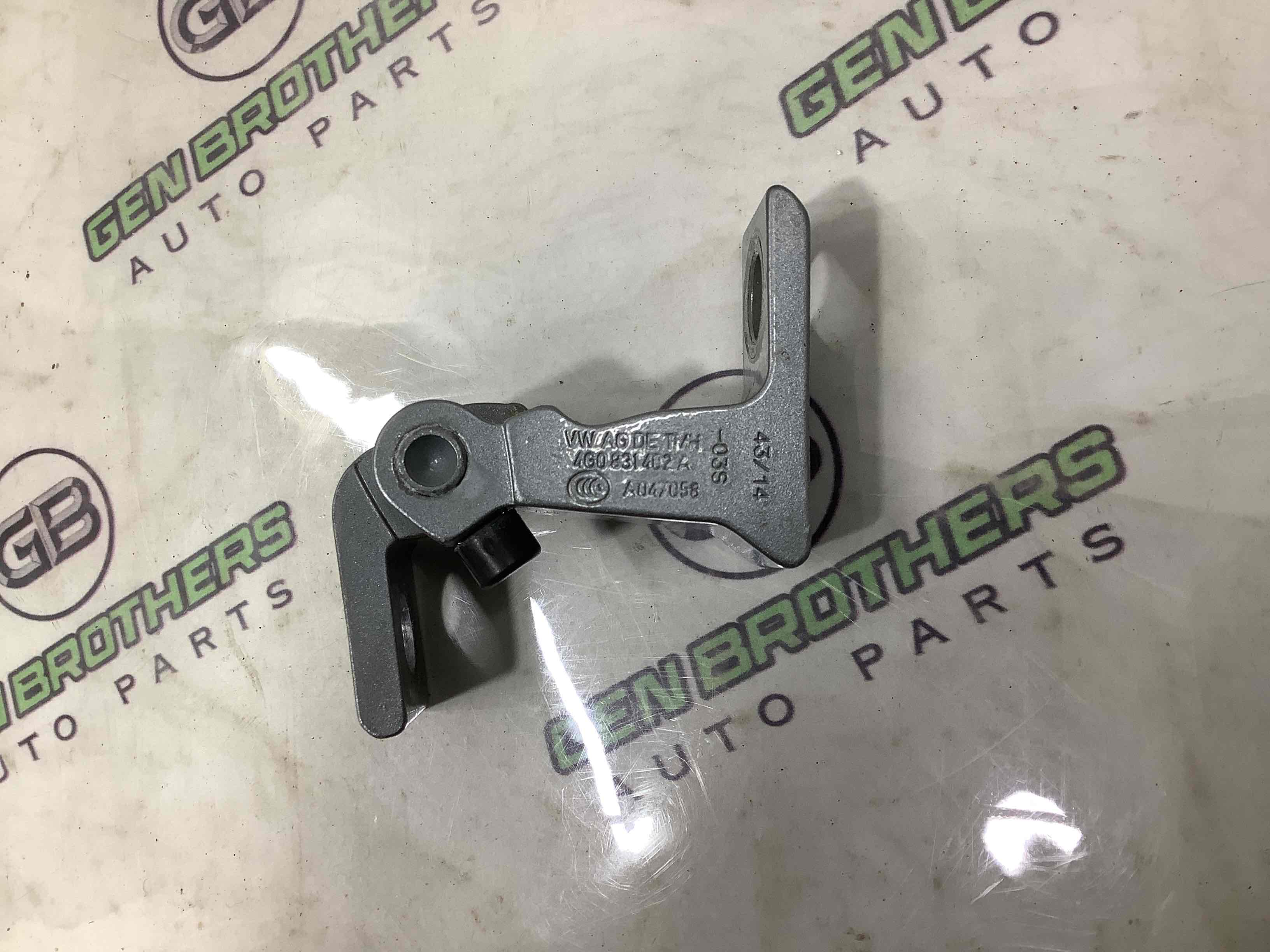 Петля двери, замок двери