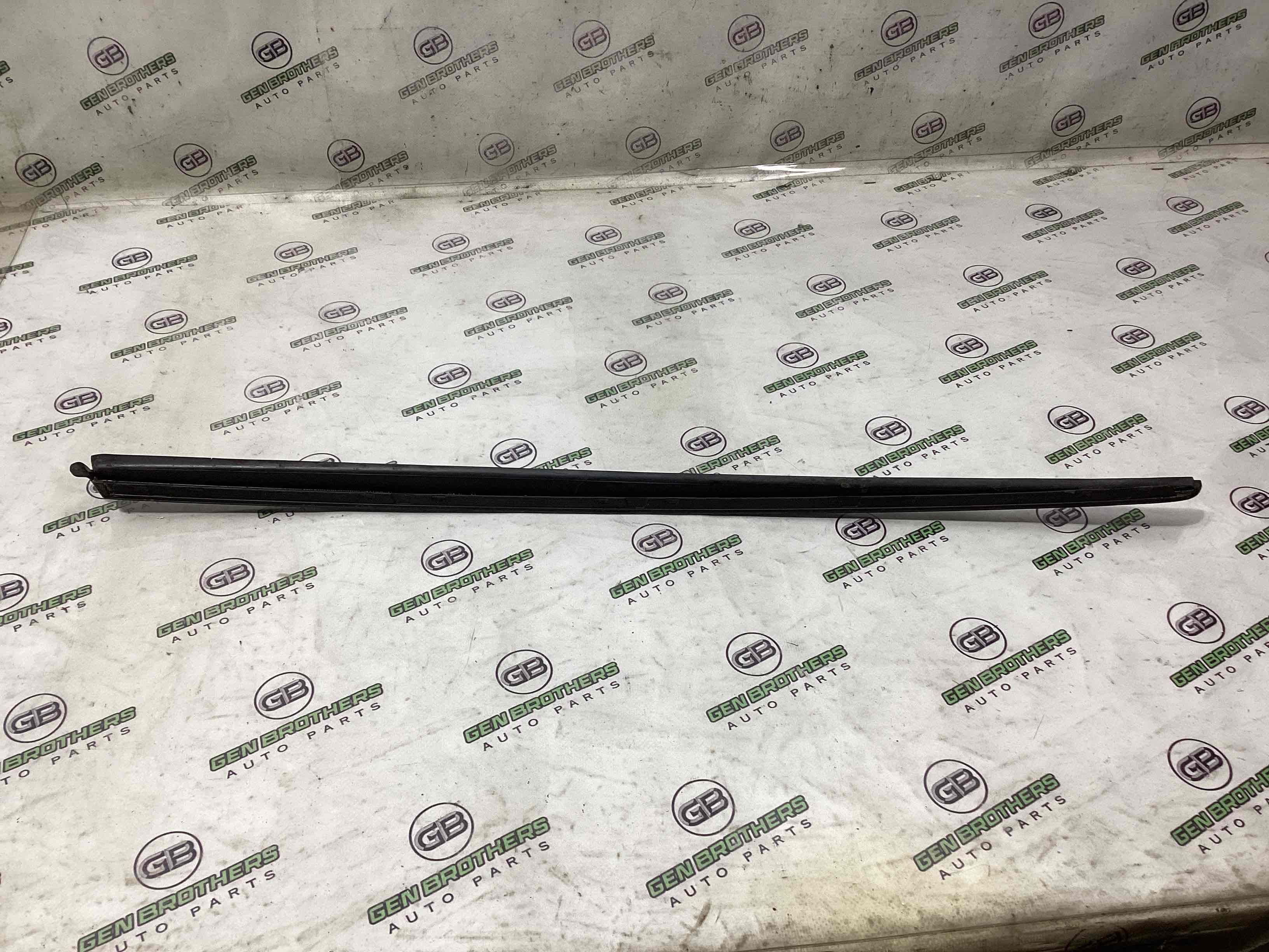 Молдинг лобового стекла