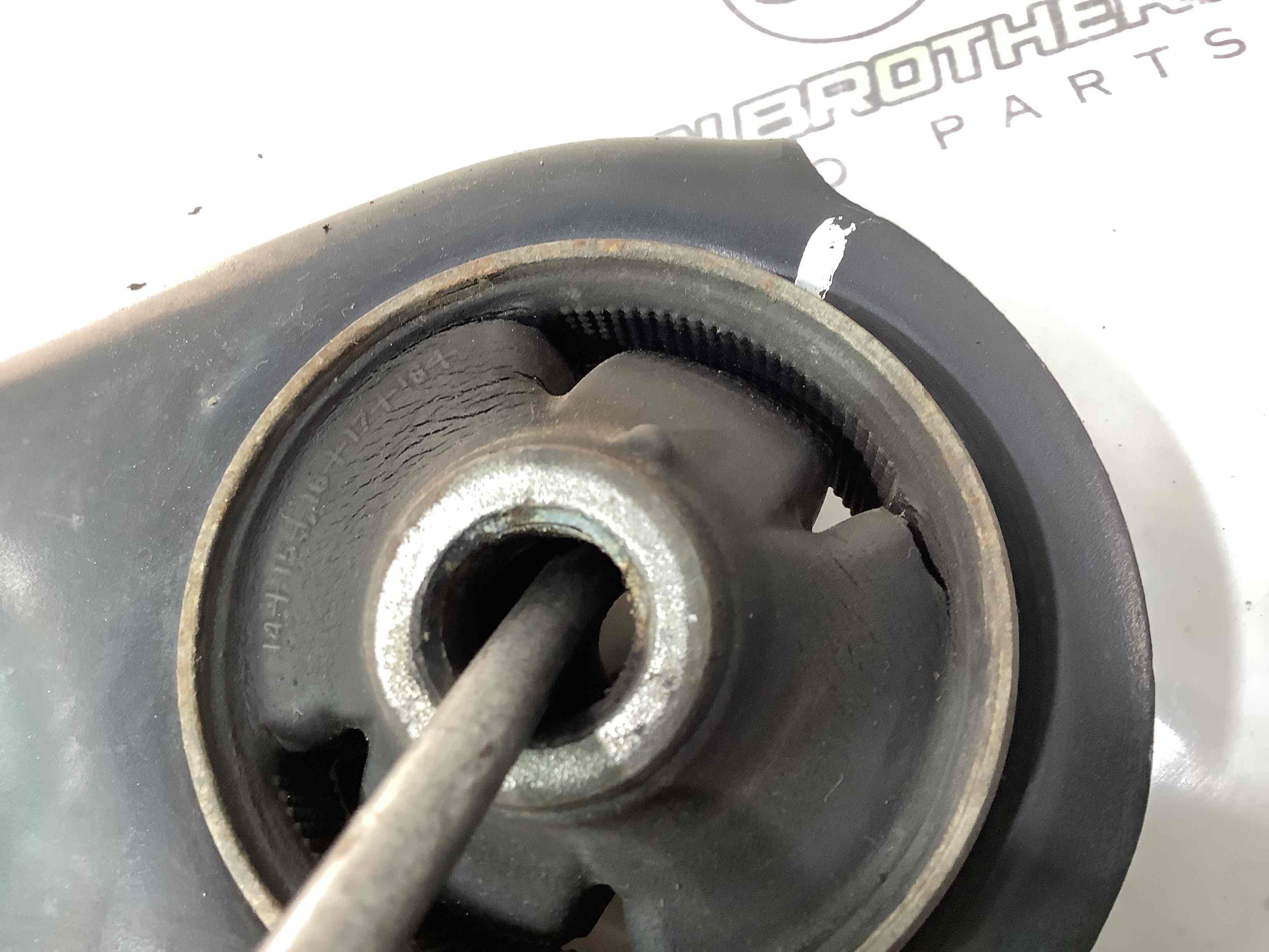 Рычаг передний левый