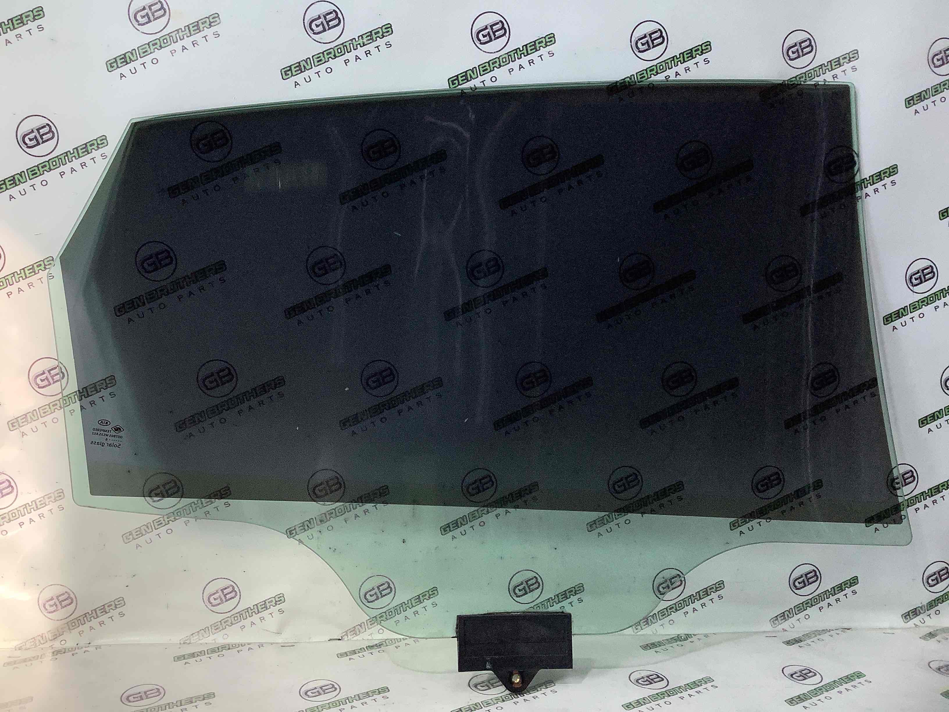 Стекло заднее левое