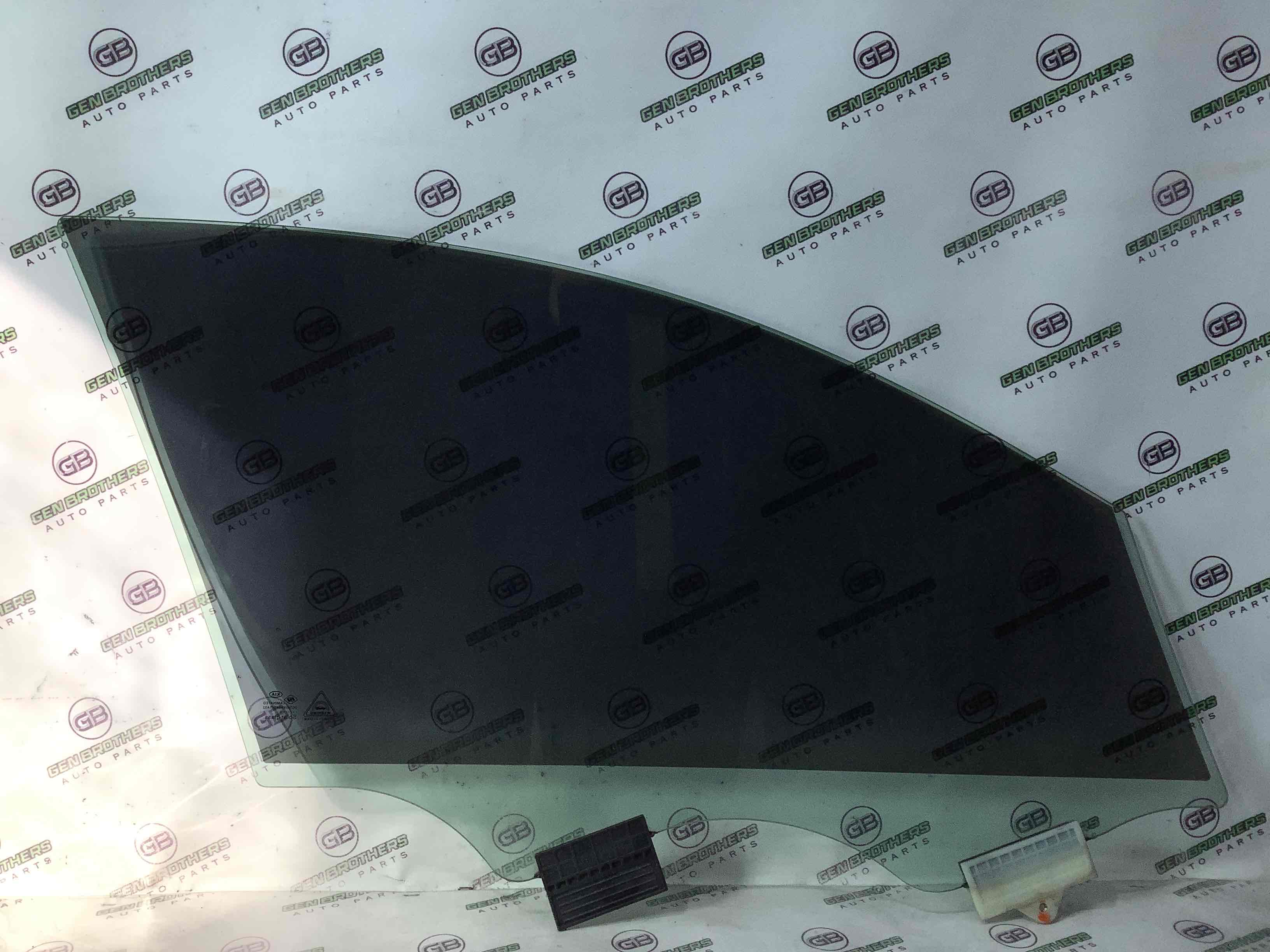 Стекло переднее левое