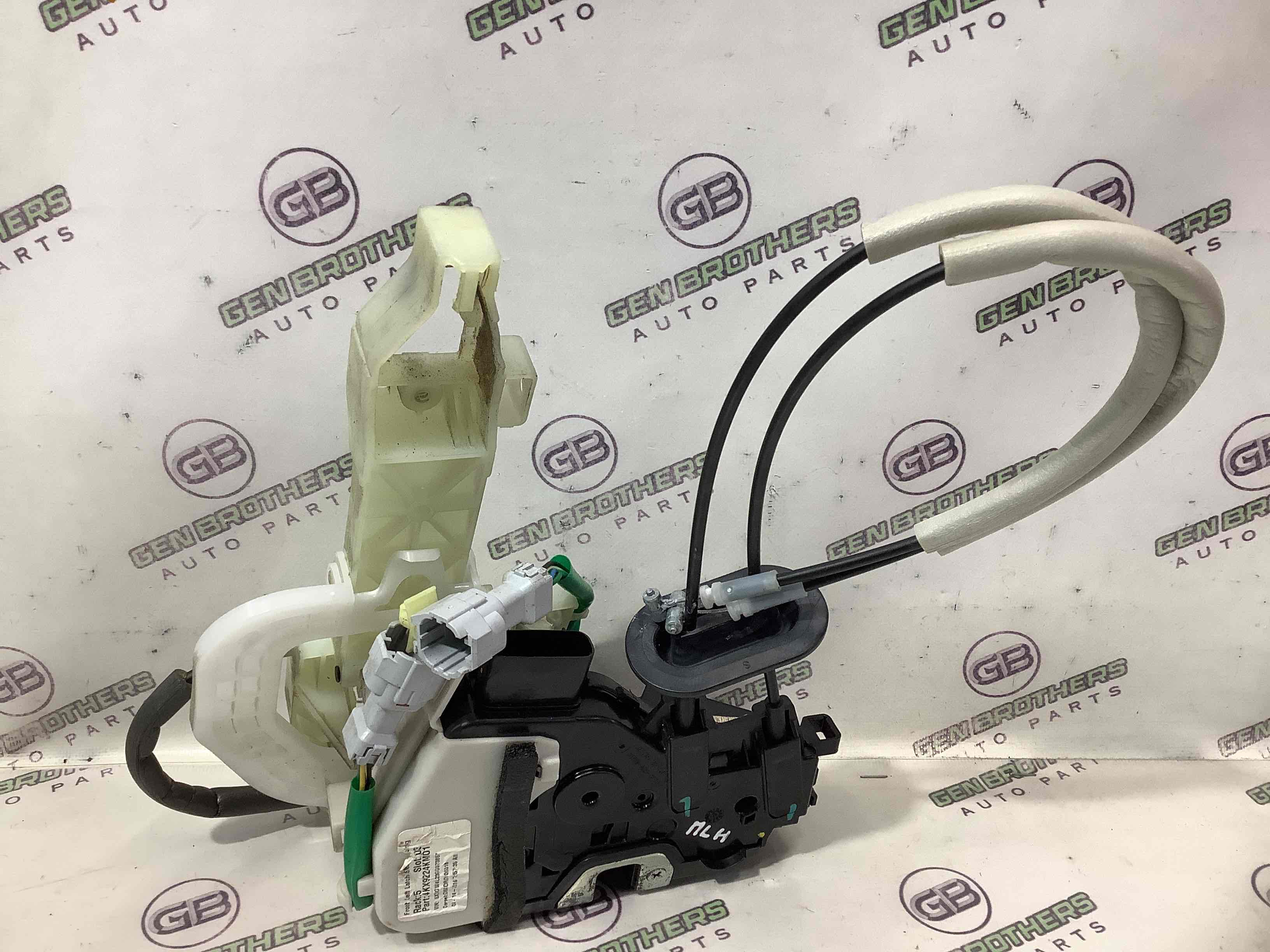 Замок двери передней левой