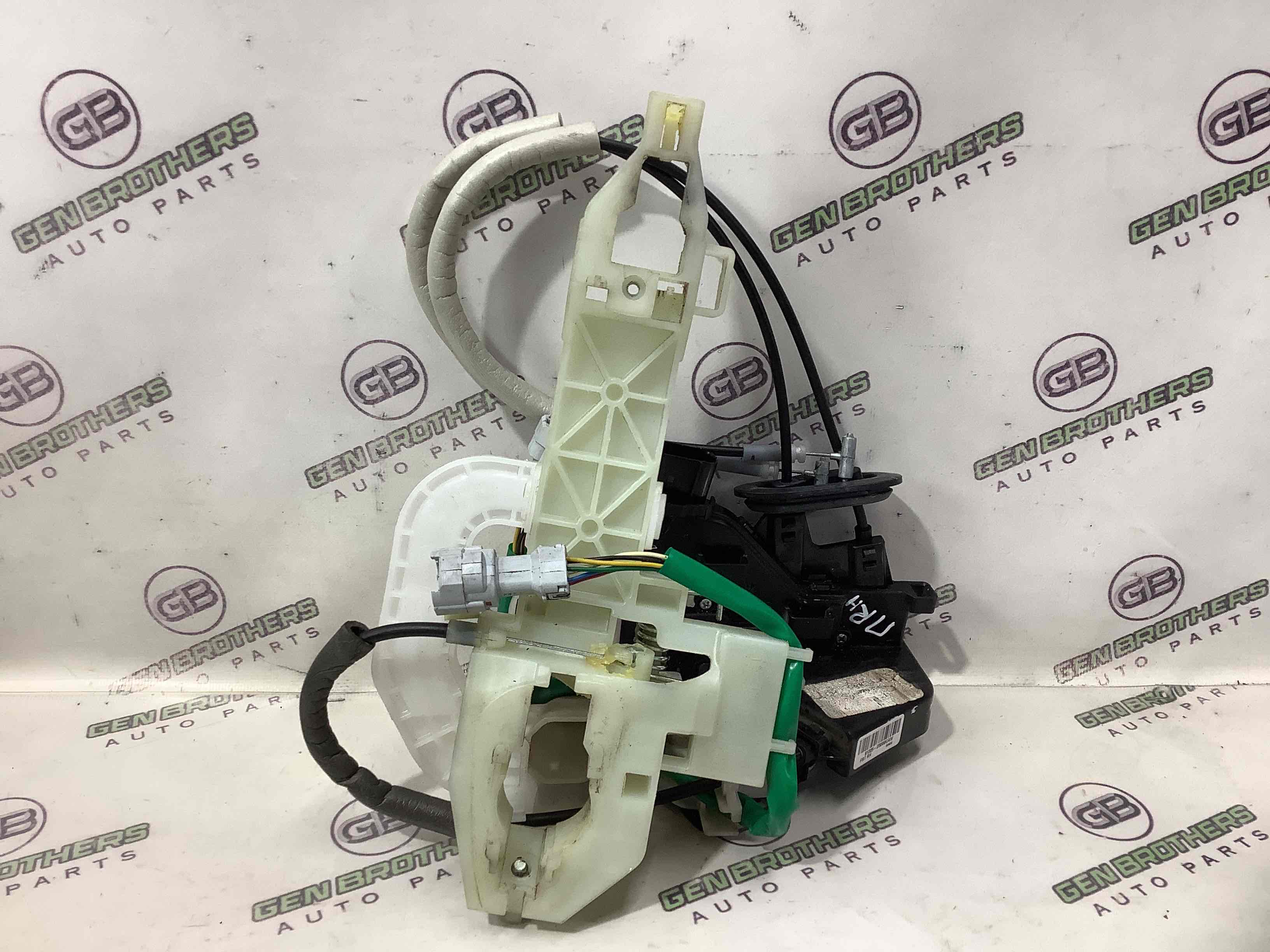 Замок двери передней правой