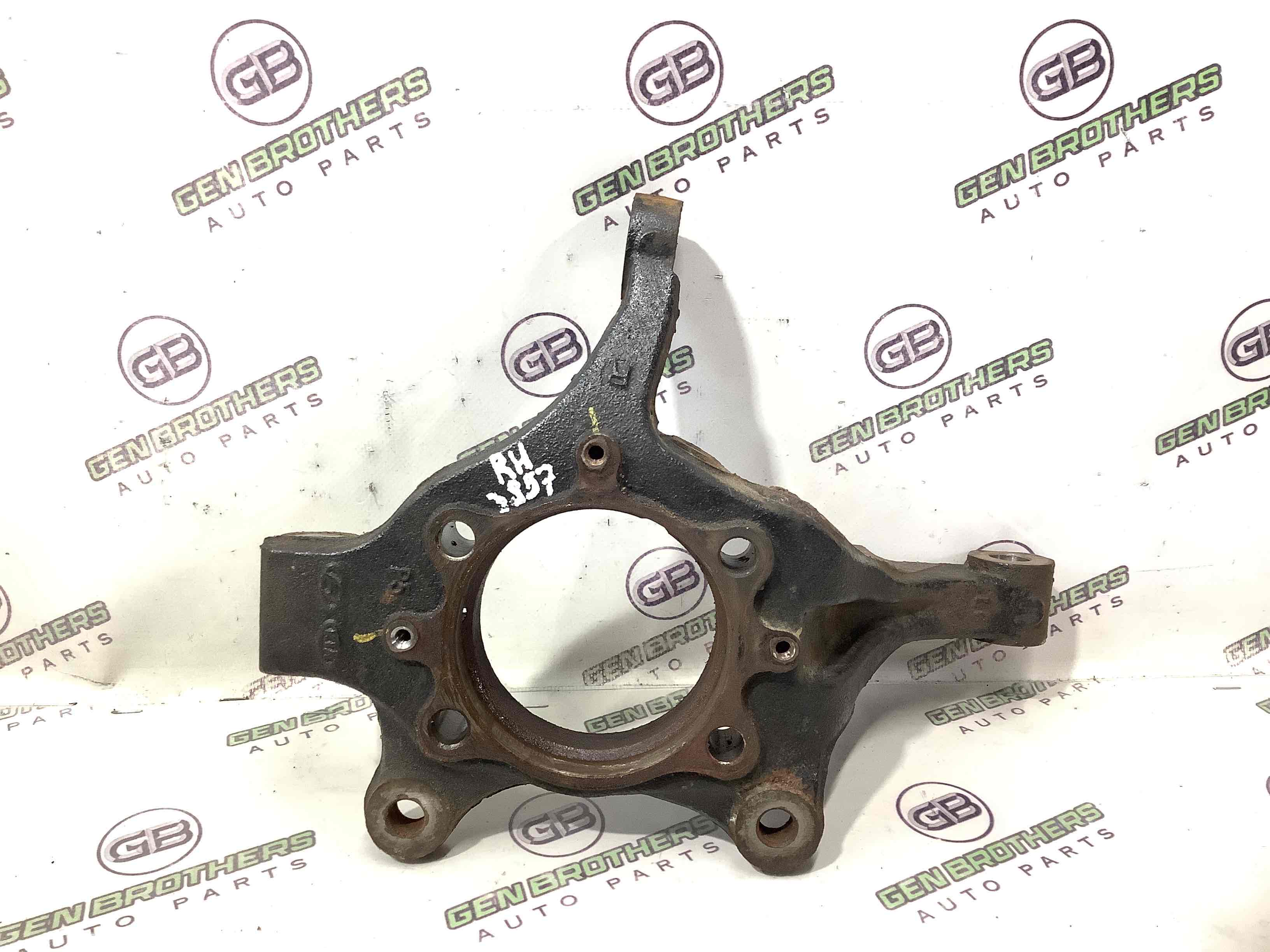 Кулак поворотный правый