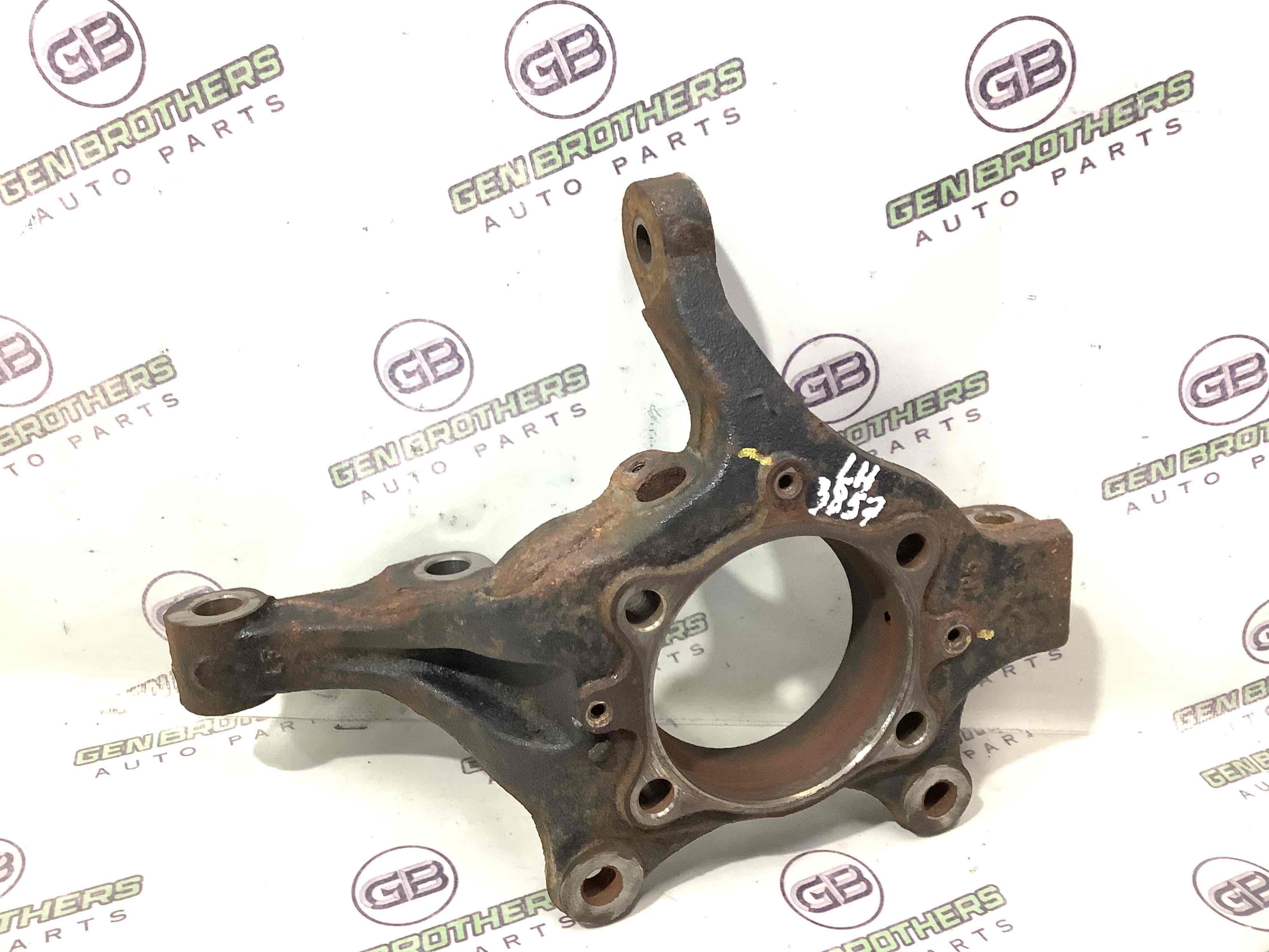 Кулак поворотный левый