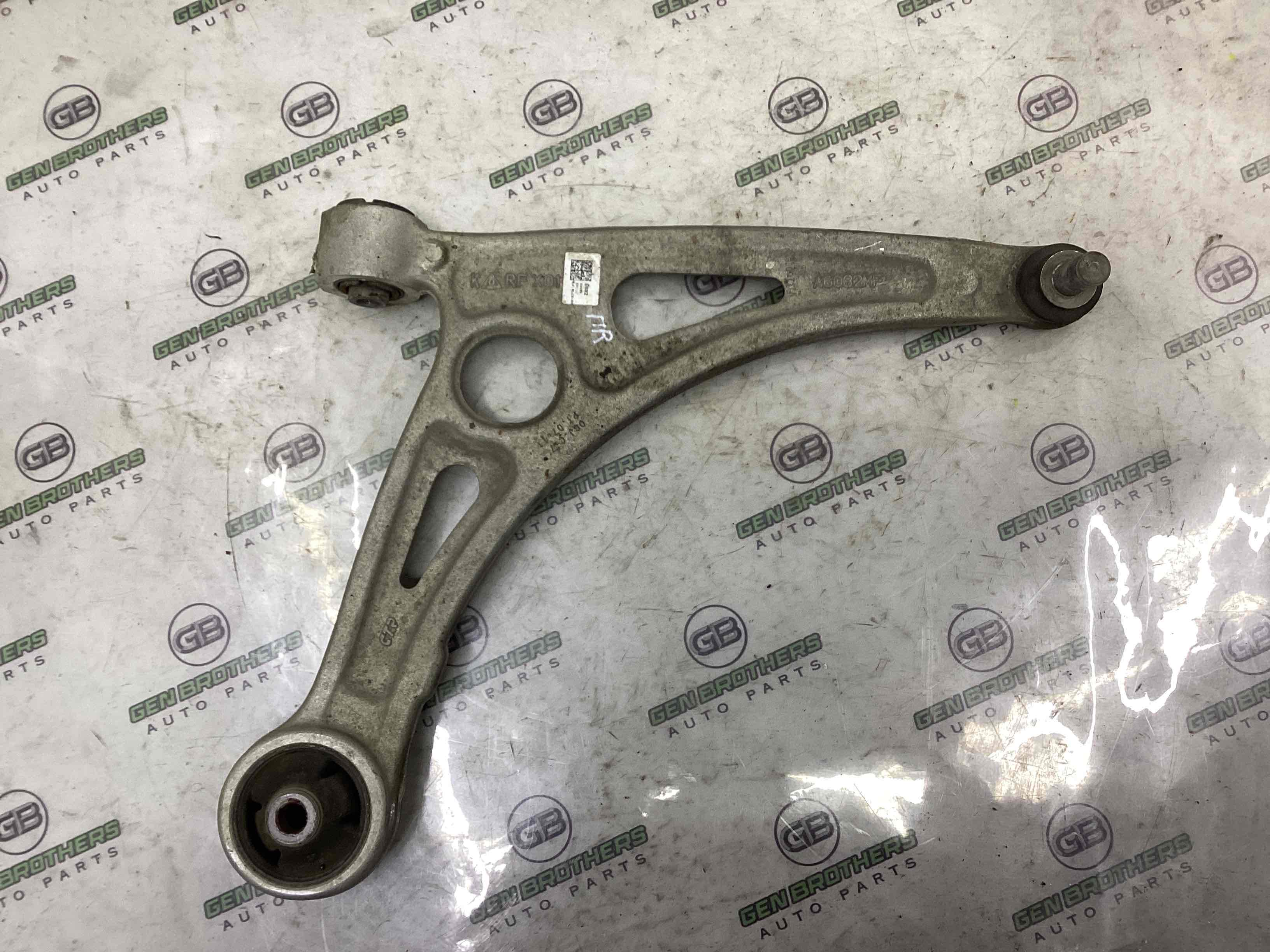 Важіль передній правий