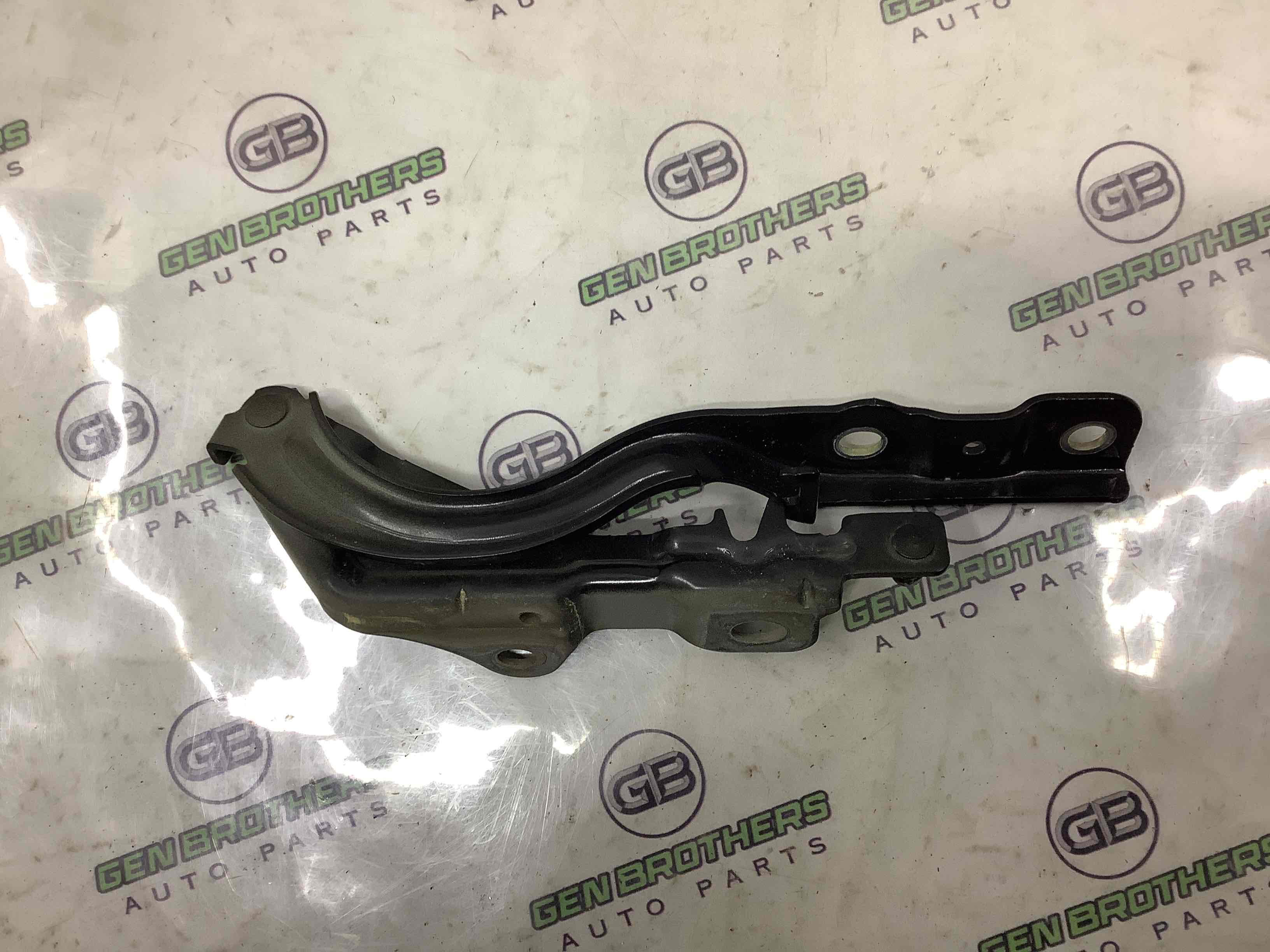 Петля капота, кронштейн капота