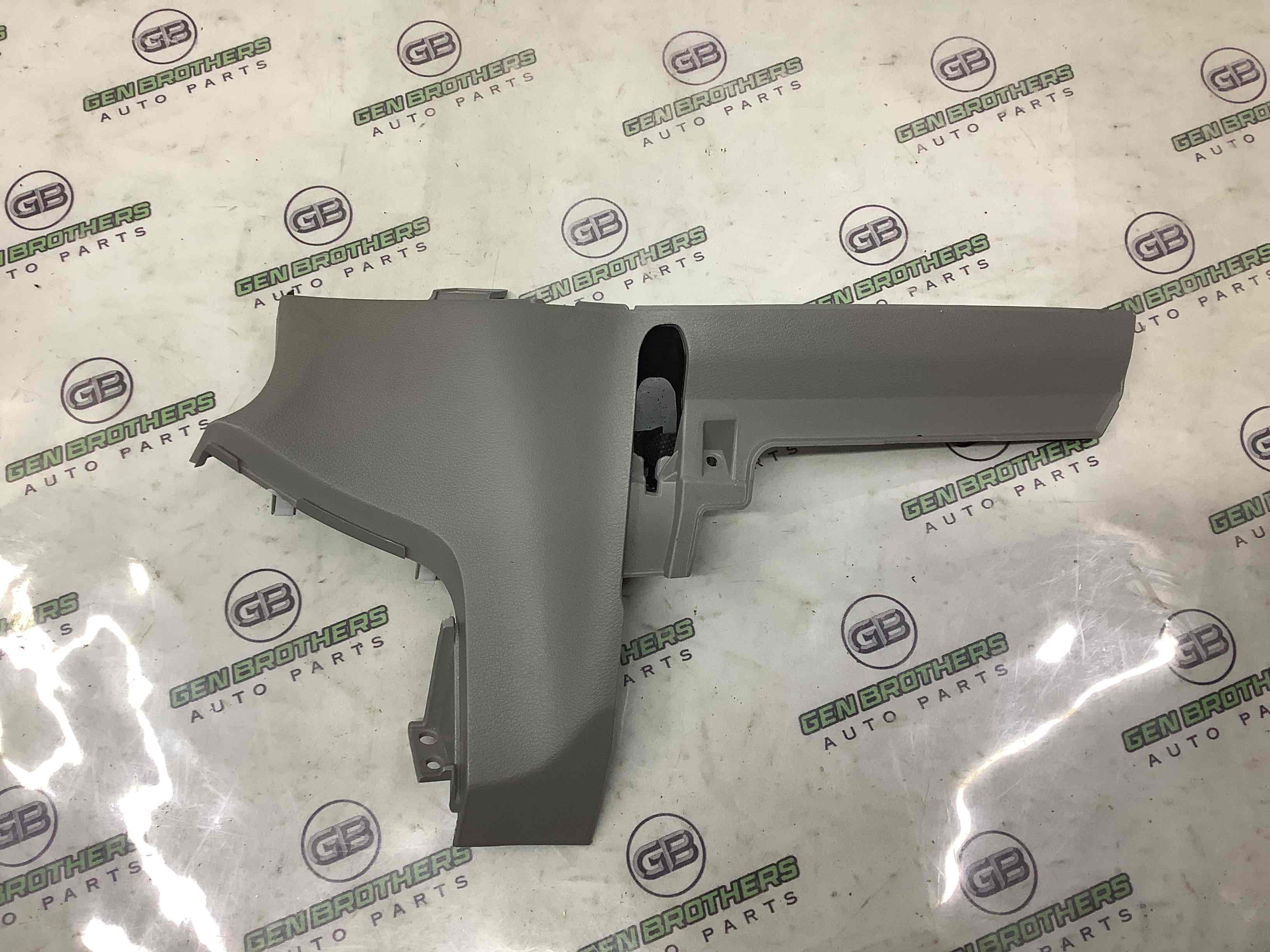 Обшивка панелі приладів торпедо