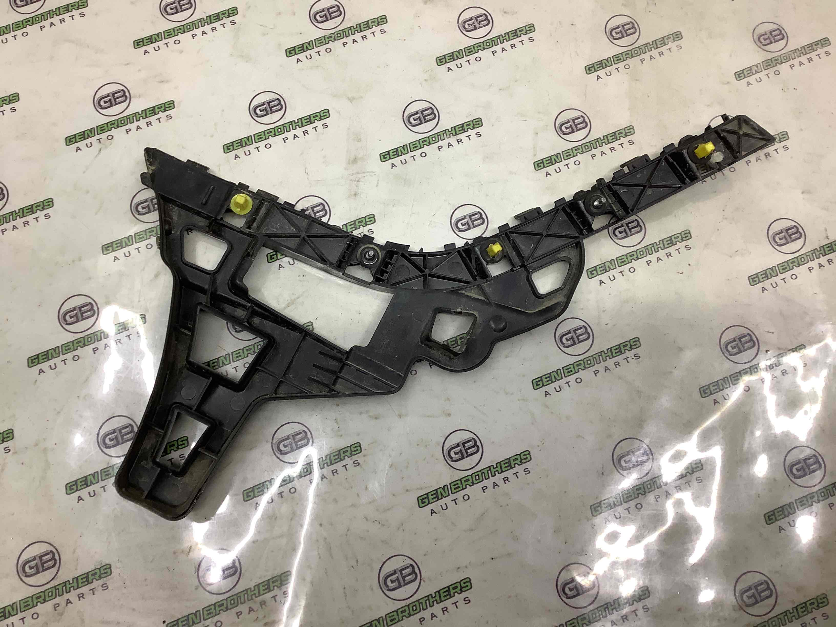 Кріплення заднього бампера праве