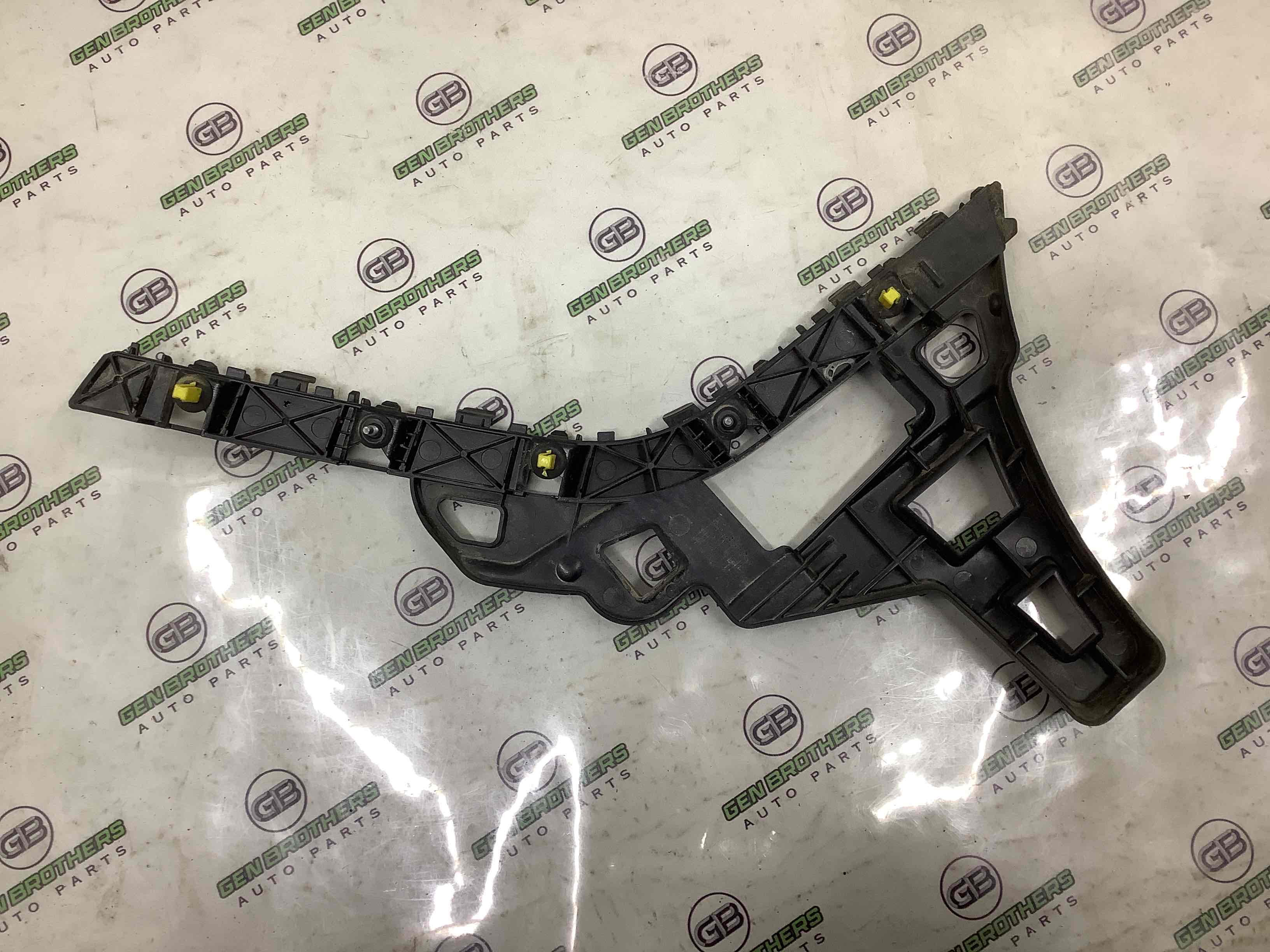 Кріплення заднього бампера ліве