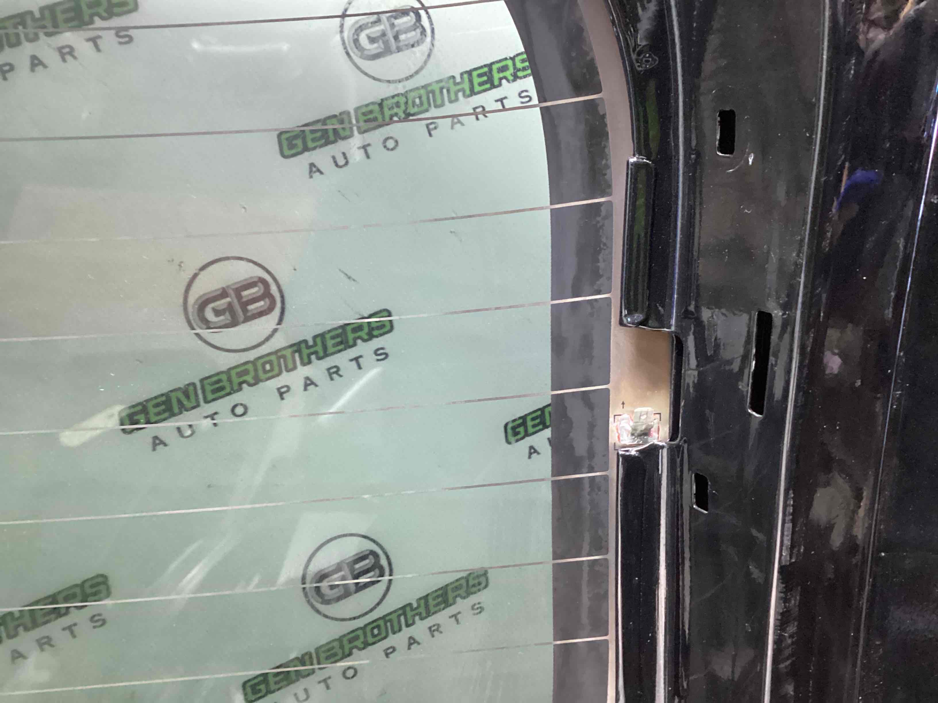 Стекло заднее, стекло крышки багажника