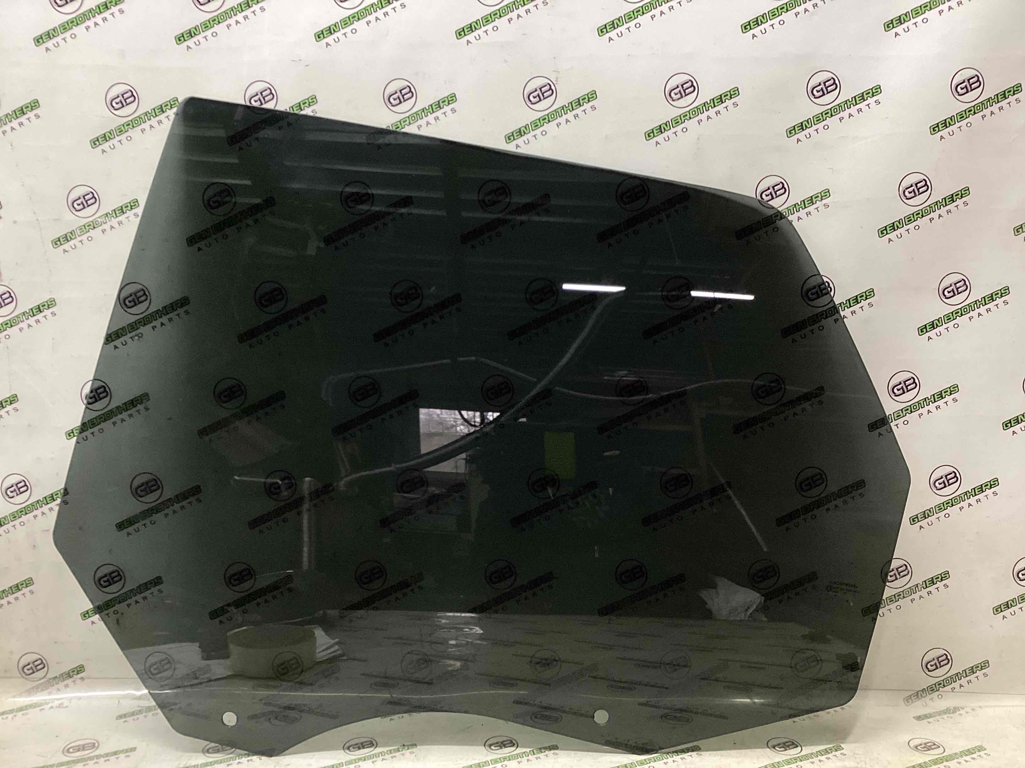 Стекло заднее левое