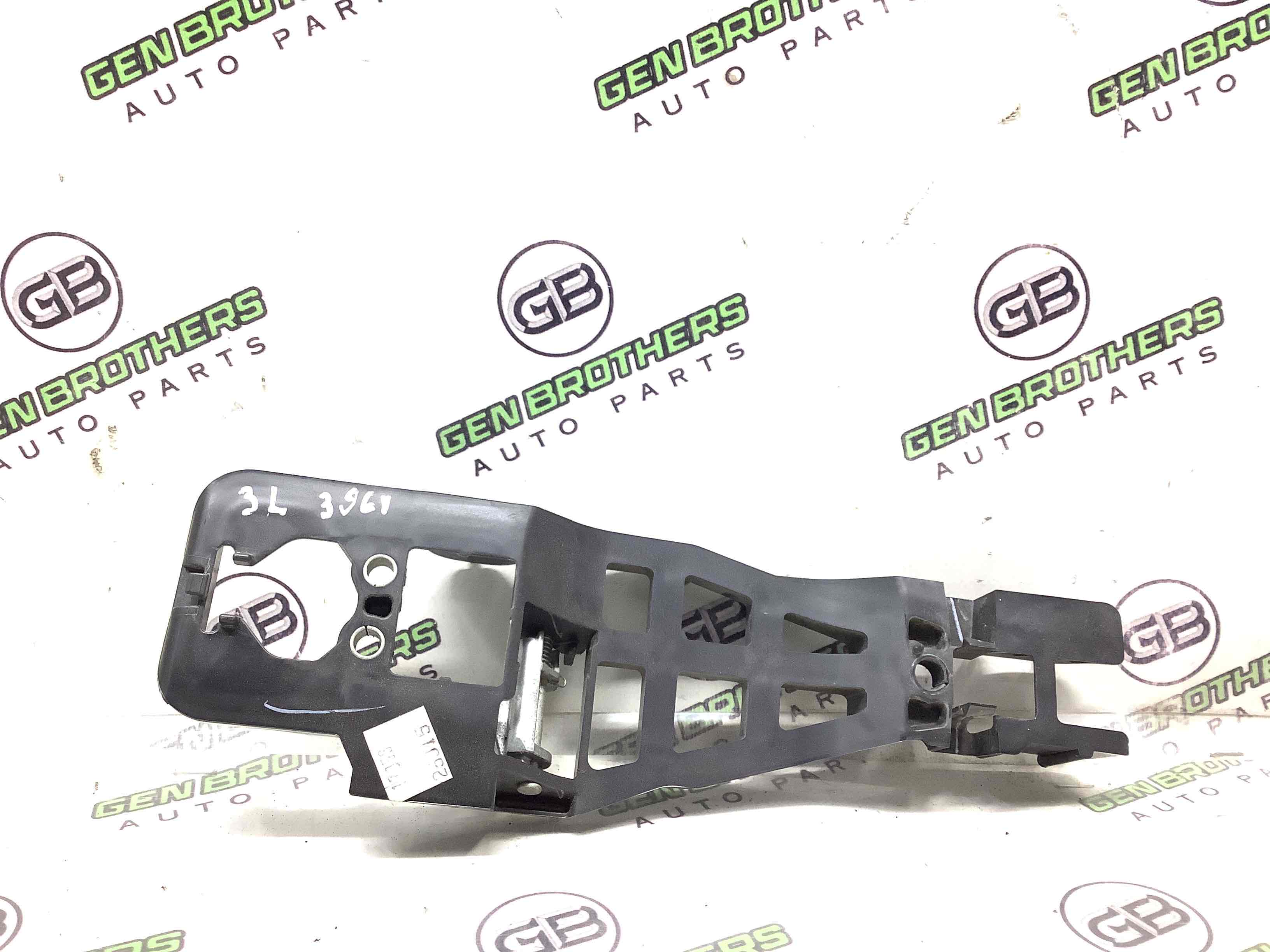 Кронштейн ручки дверей