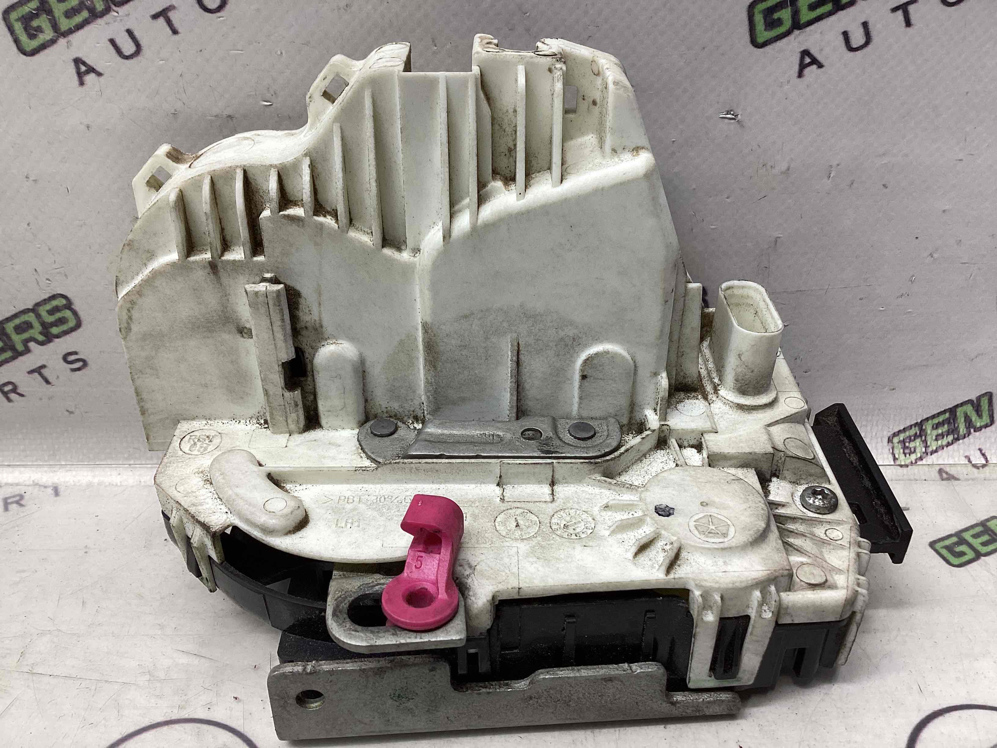 Замок двери задней левой