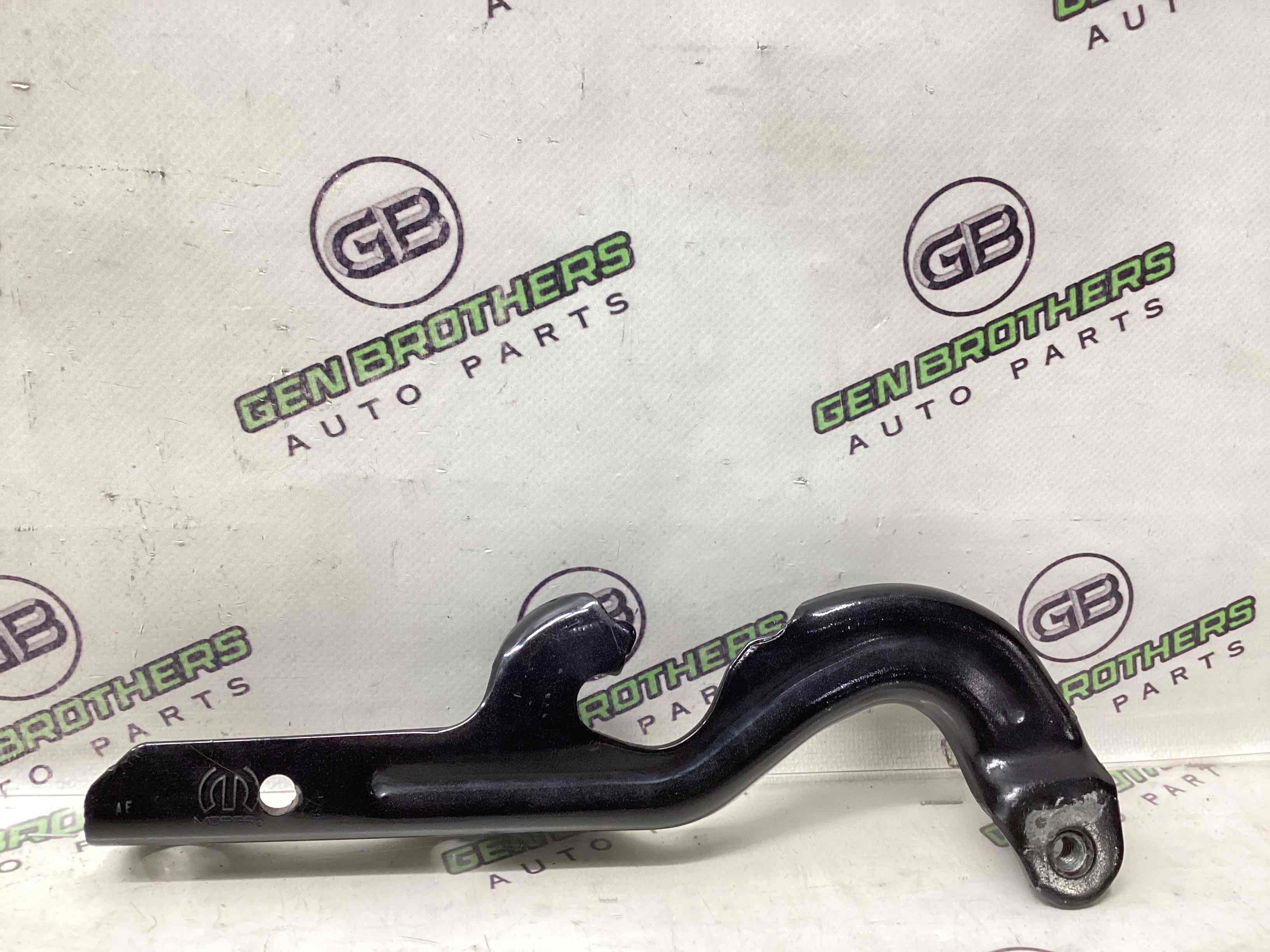 Петля капота, кронштейн капота