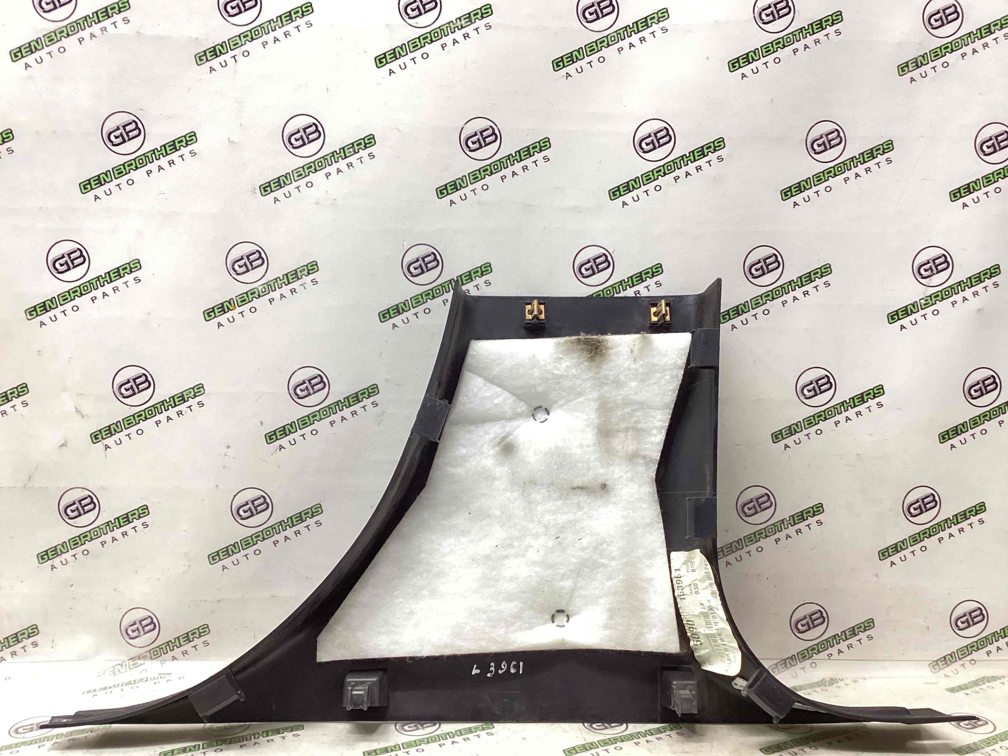 Обшивка передней стойки правая