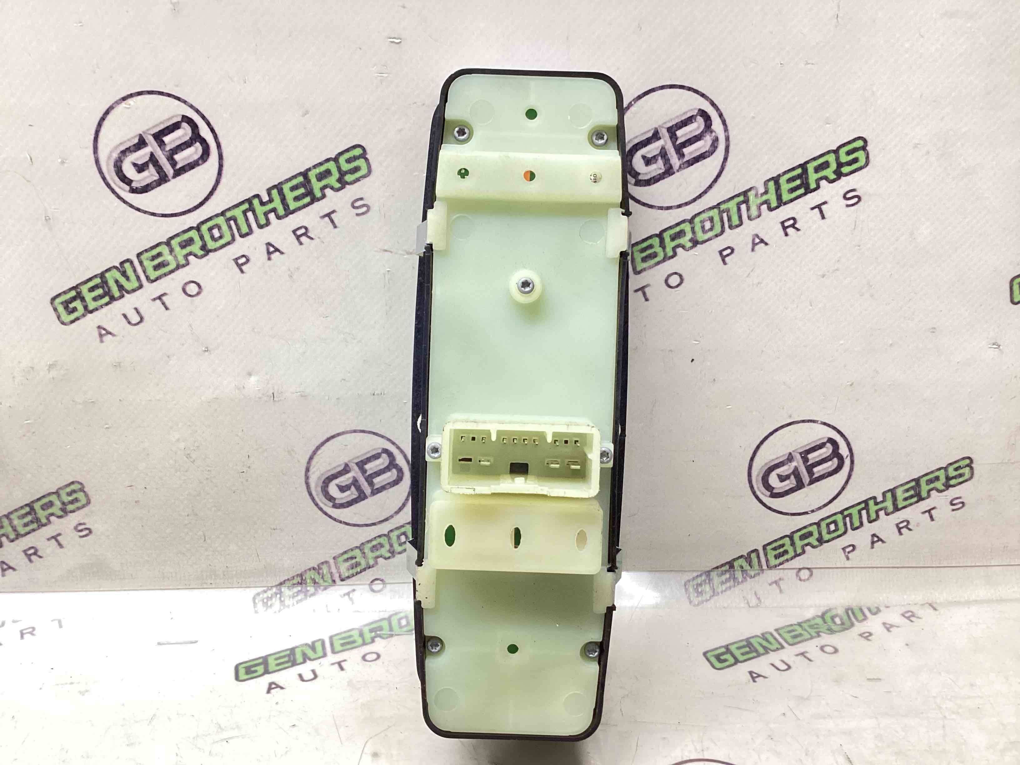 Кнопки управления стеклоподъемниками