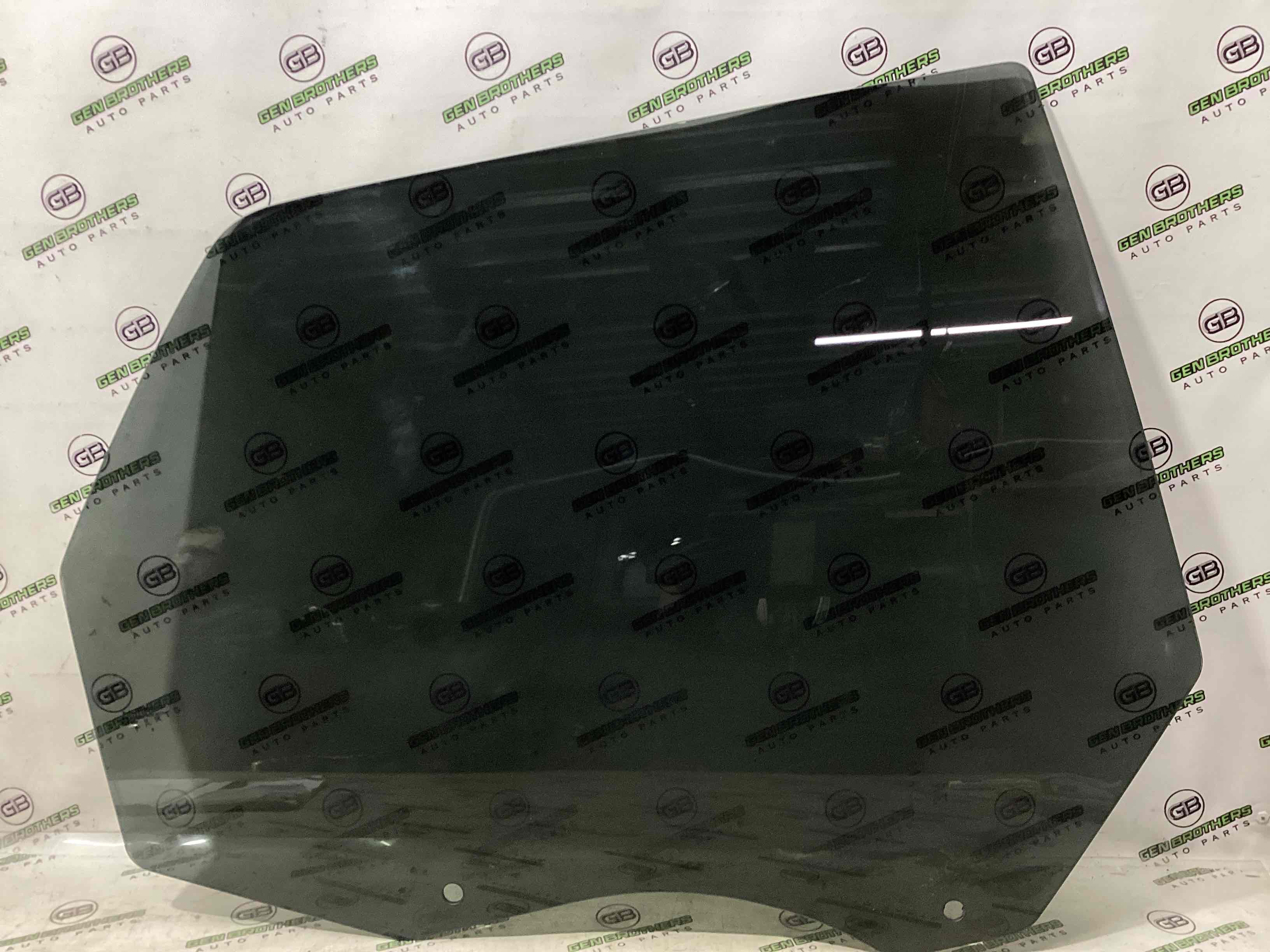 Стекло заднее правое