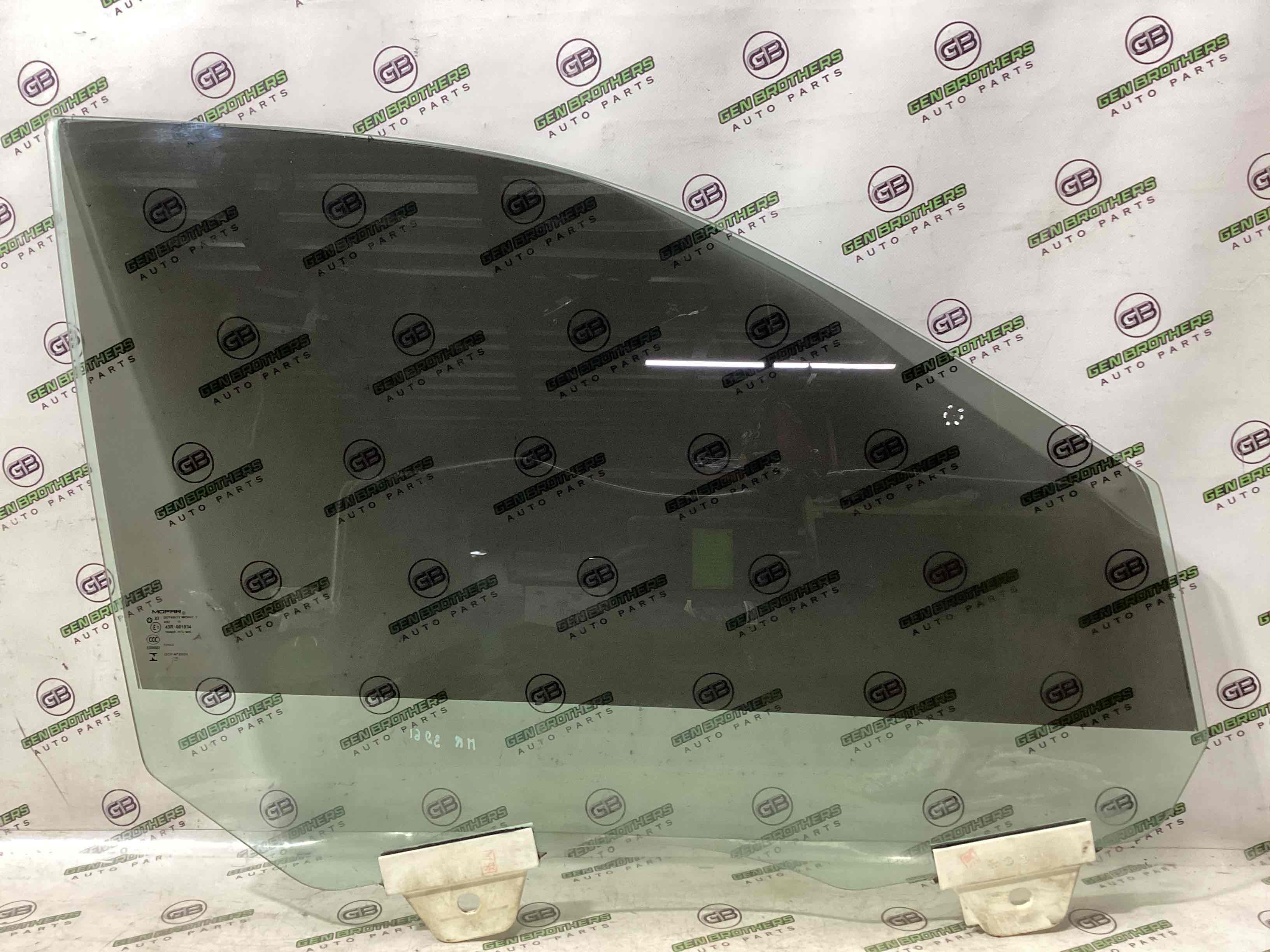 Стекло переднее правое