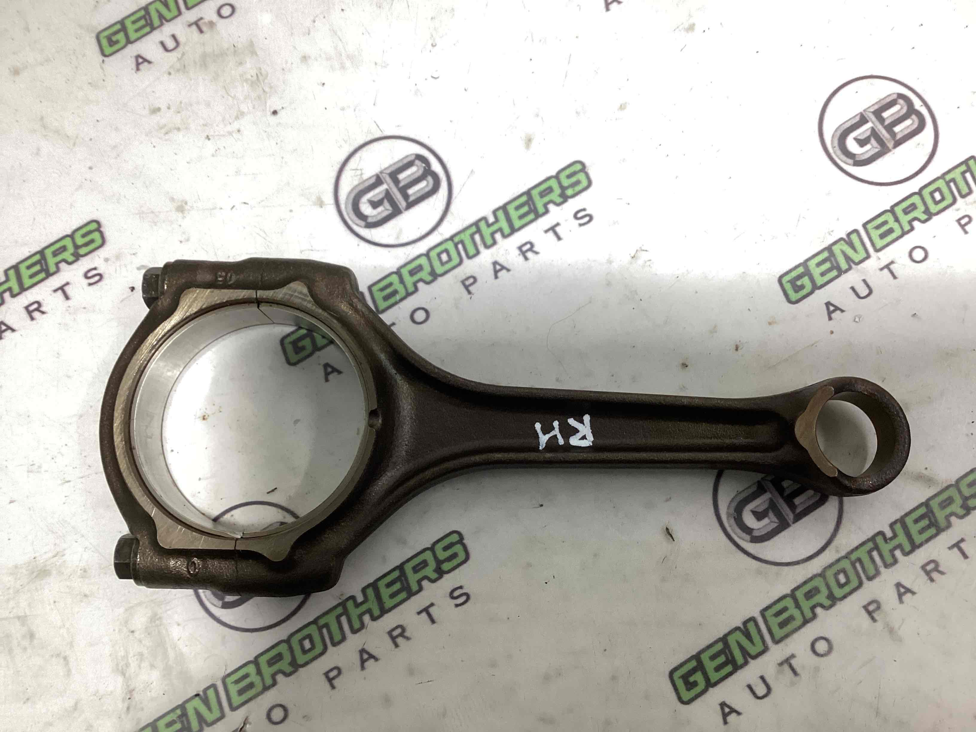 Шатун поршня двигателя