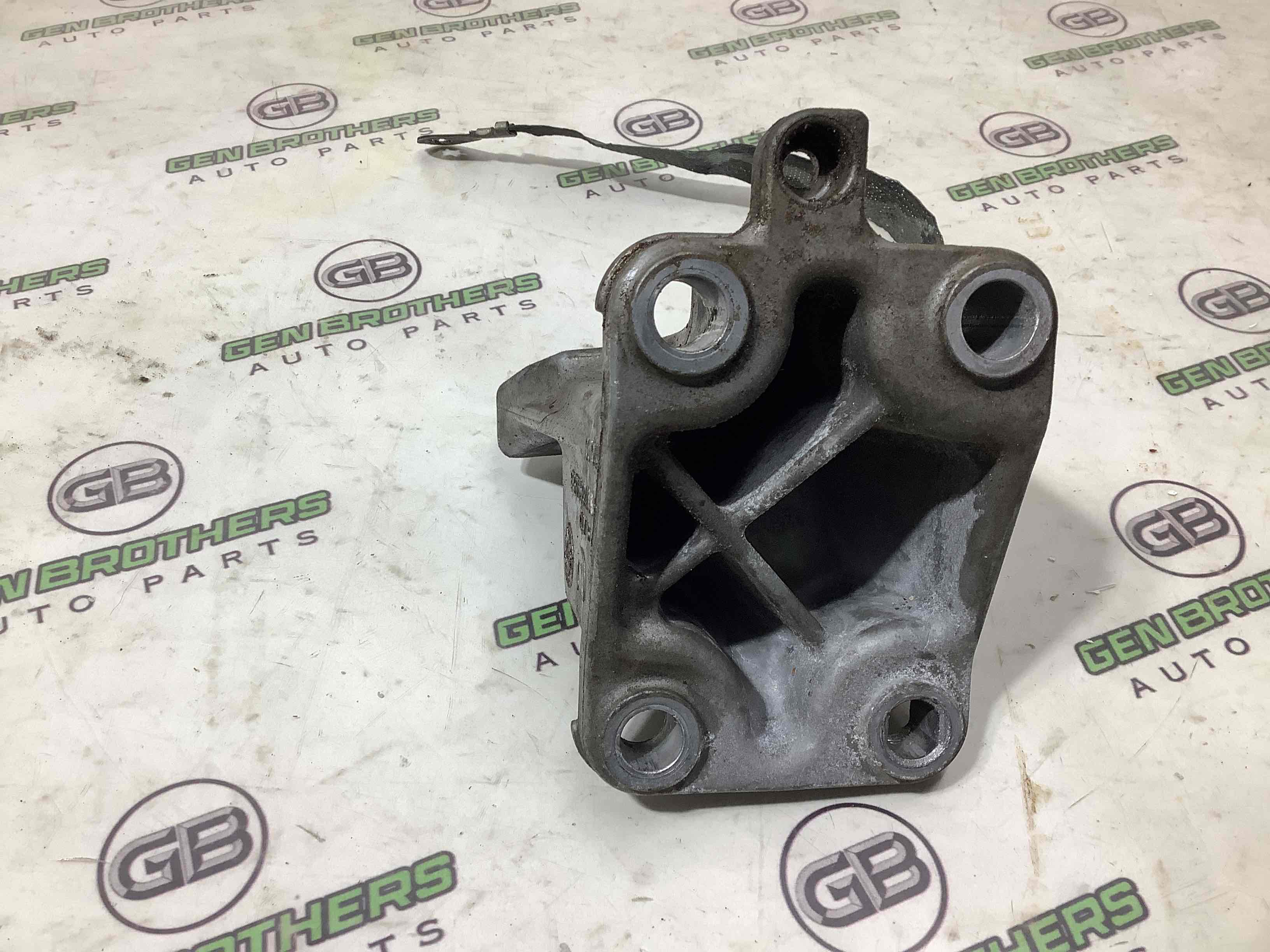 Кронштейн двигателя