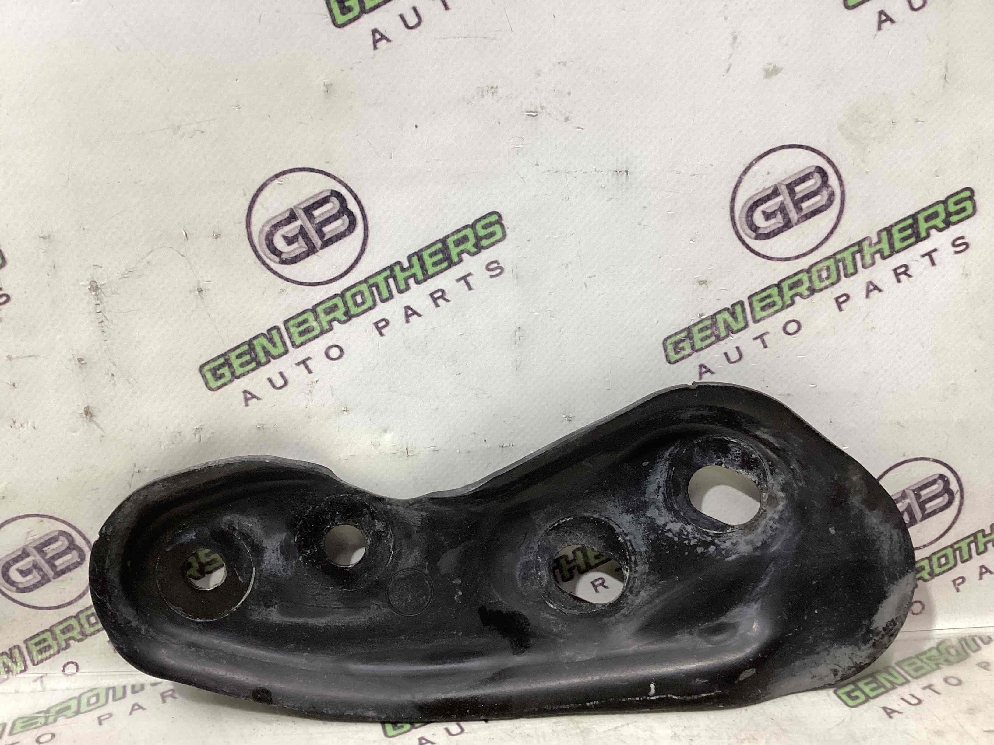 Кронштейн переднього підрамника