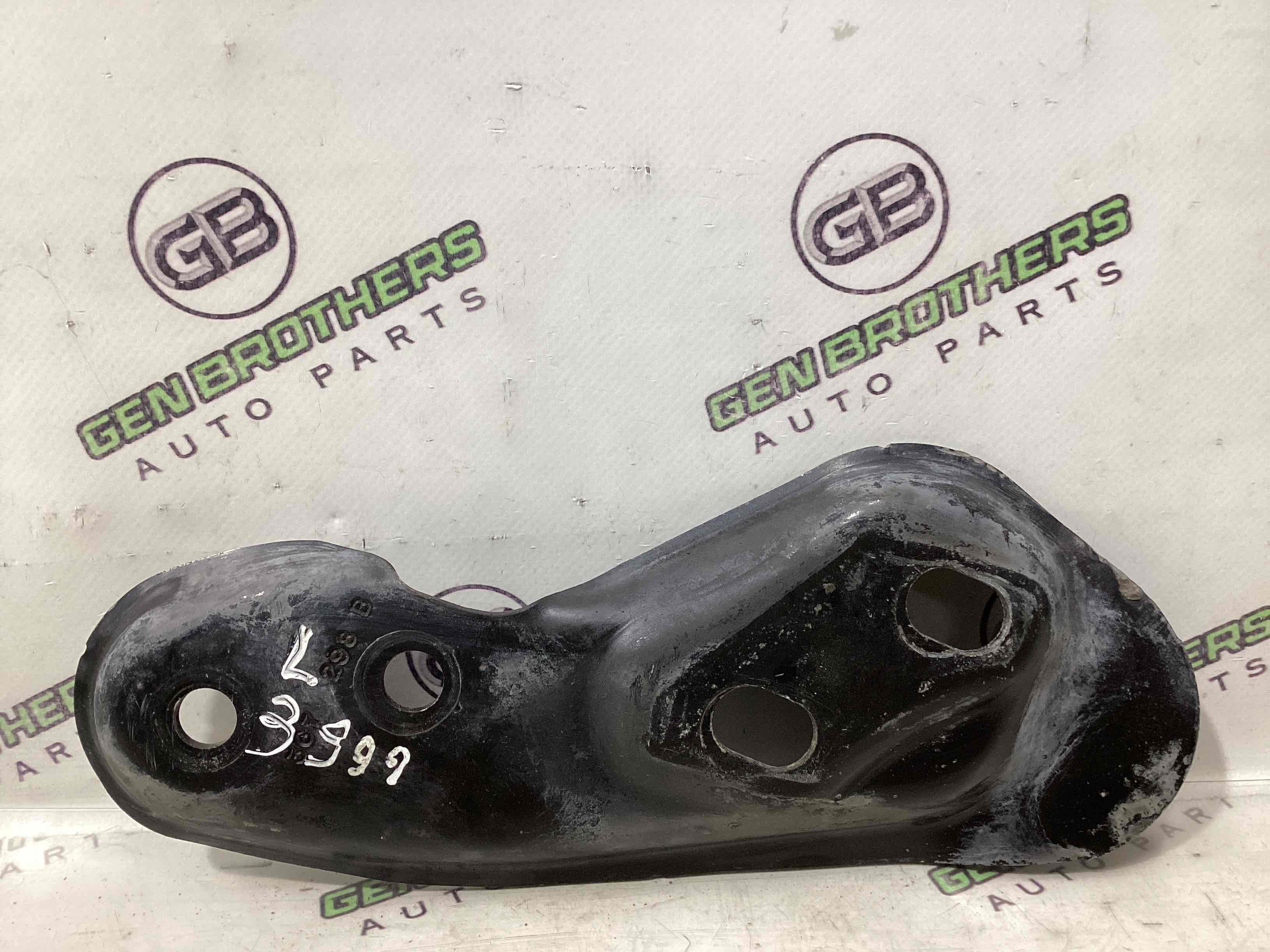 Кронштейн переднього підрамника