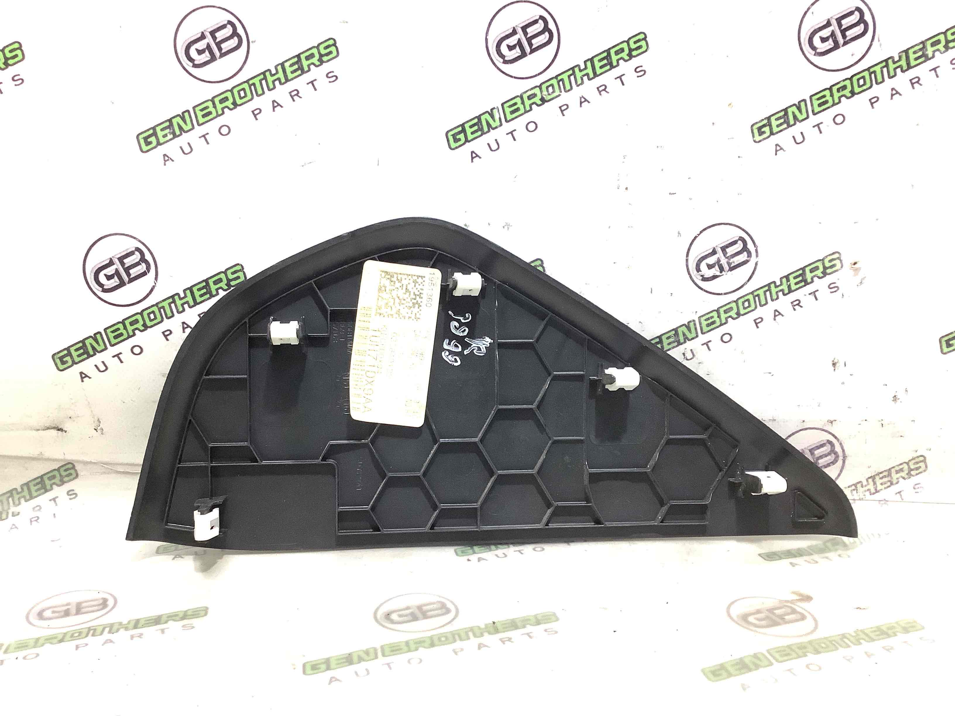 Обшивка панелі приладів торпедо