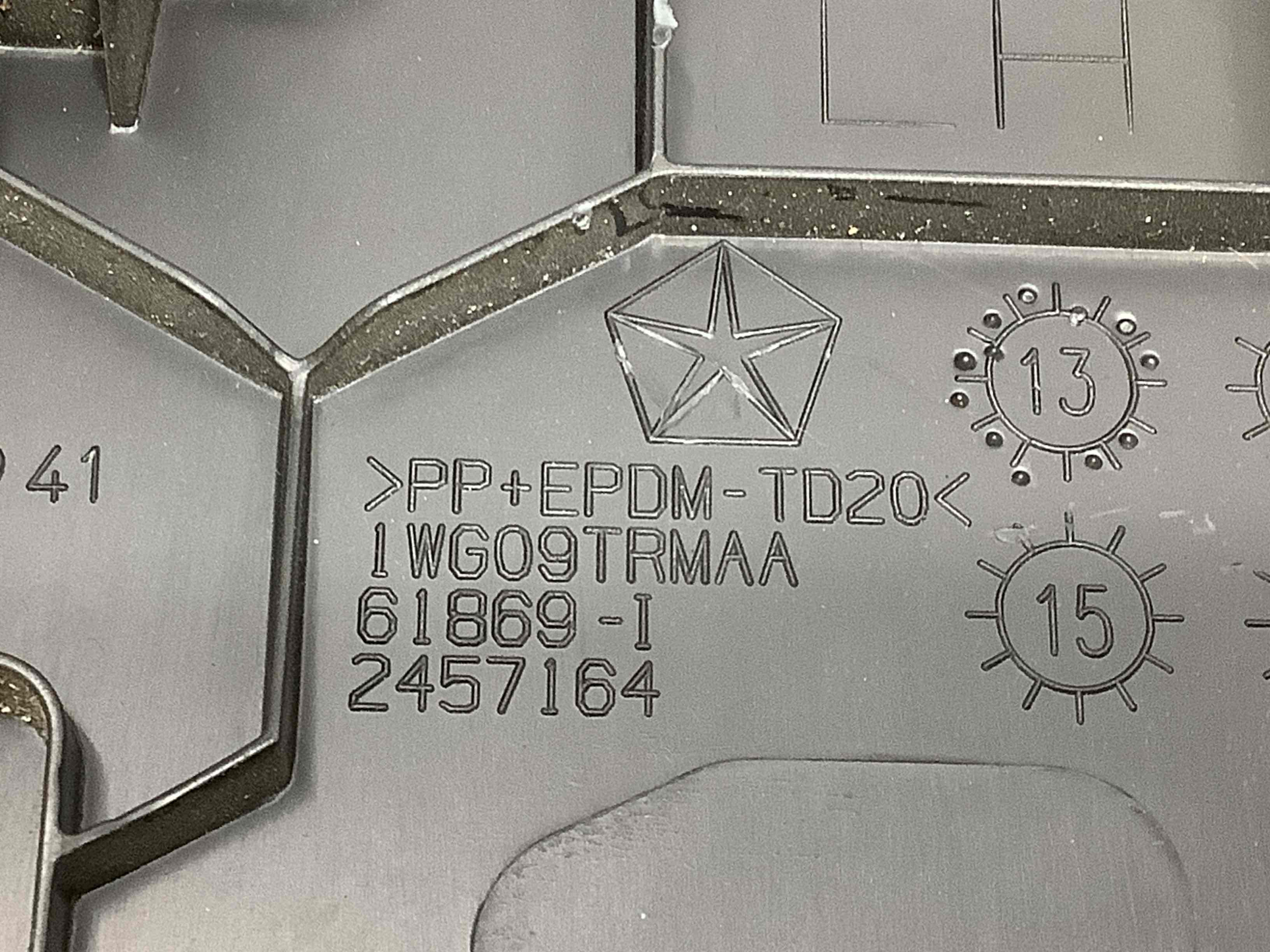 Обшивка панелі приладів торпедо