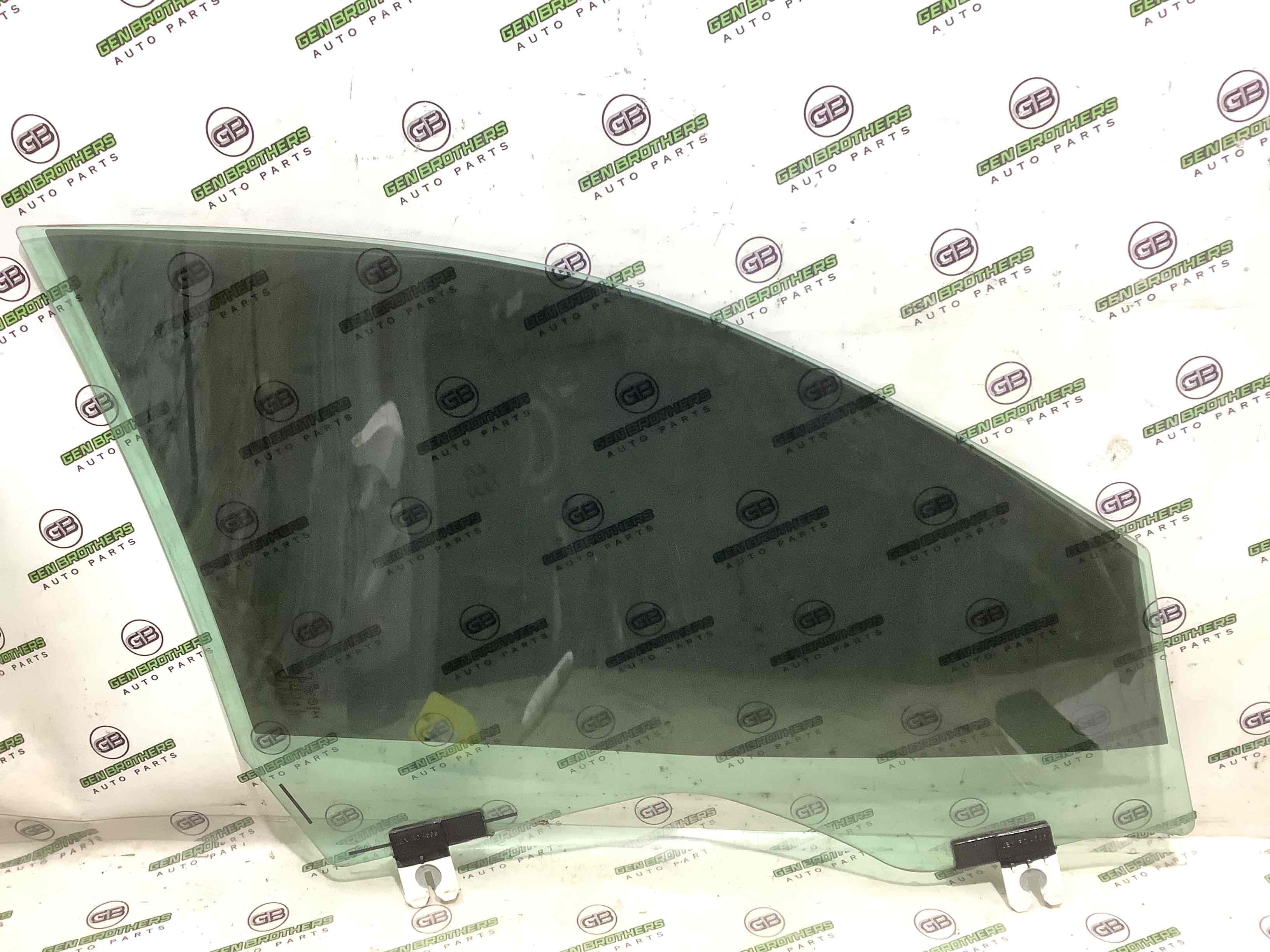 Скло переднє ліве