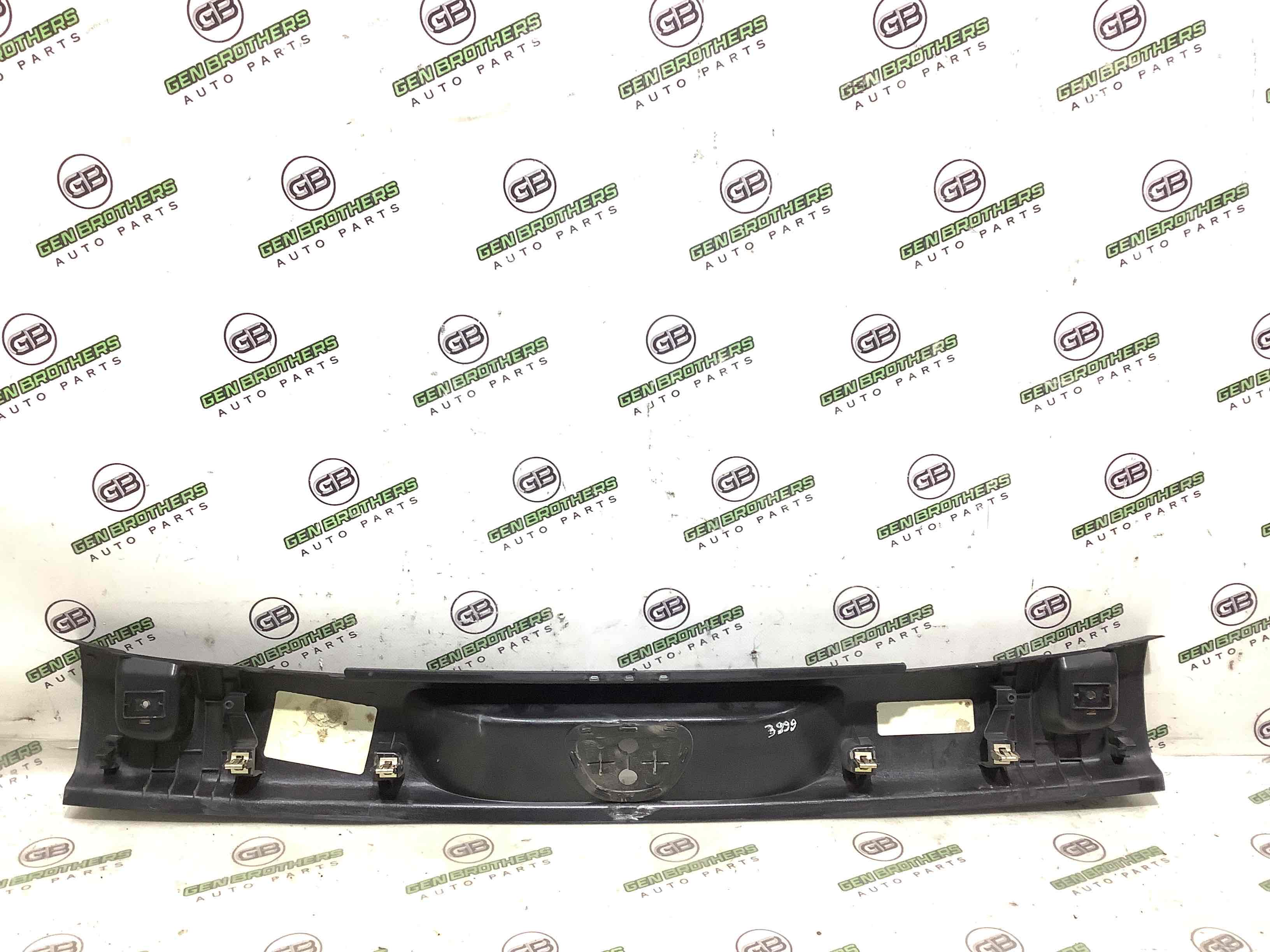 Накладка петлі кришки багажника