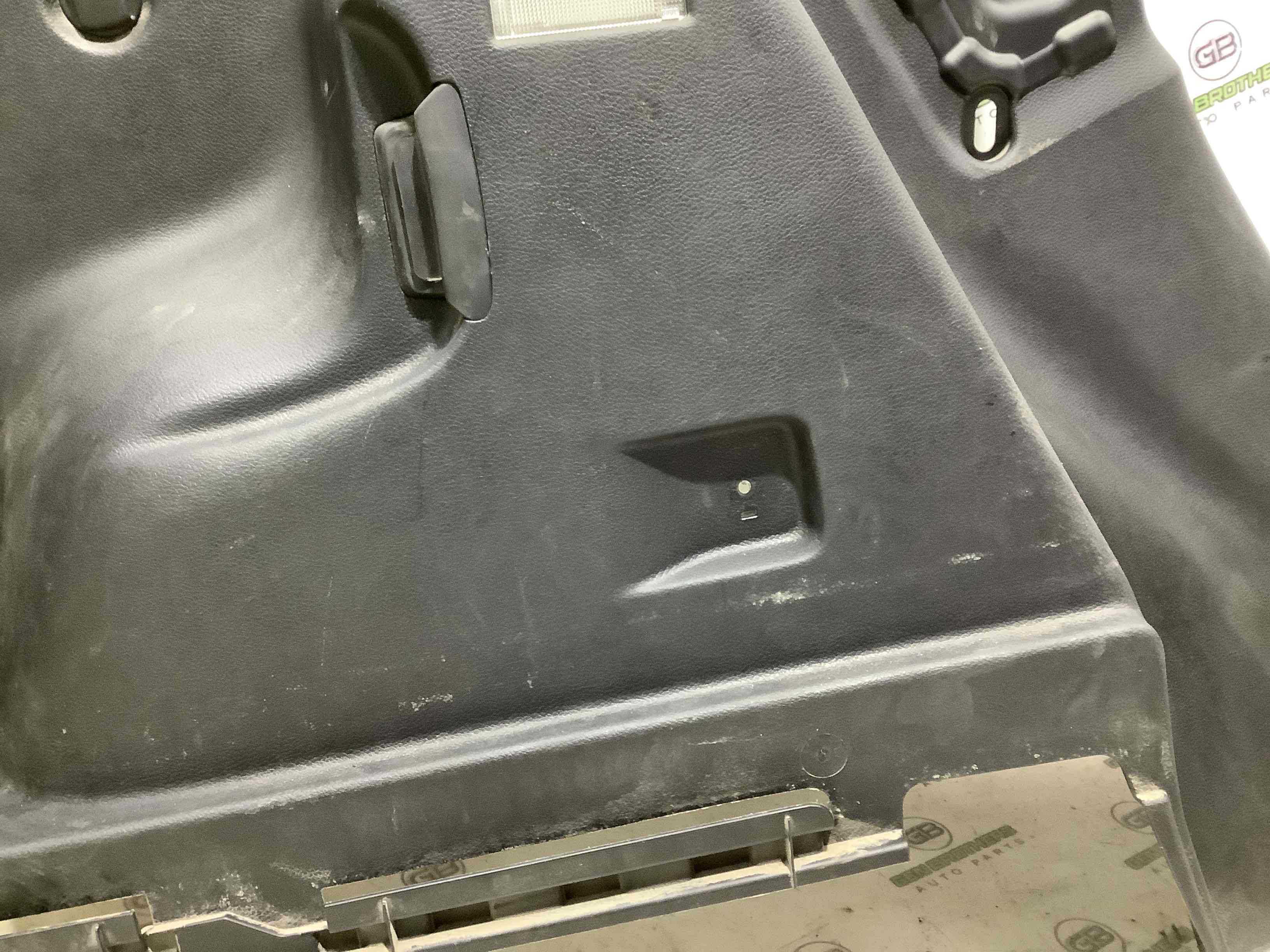 Елементи оздоблення багажника