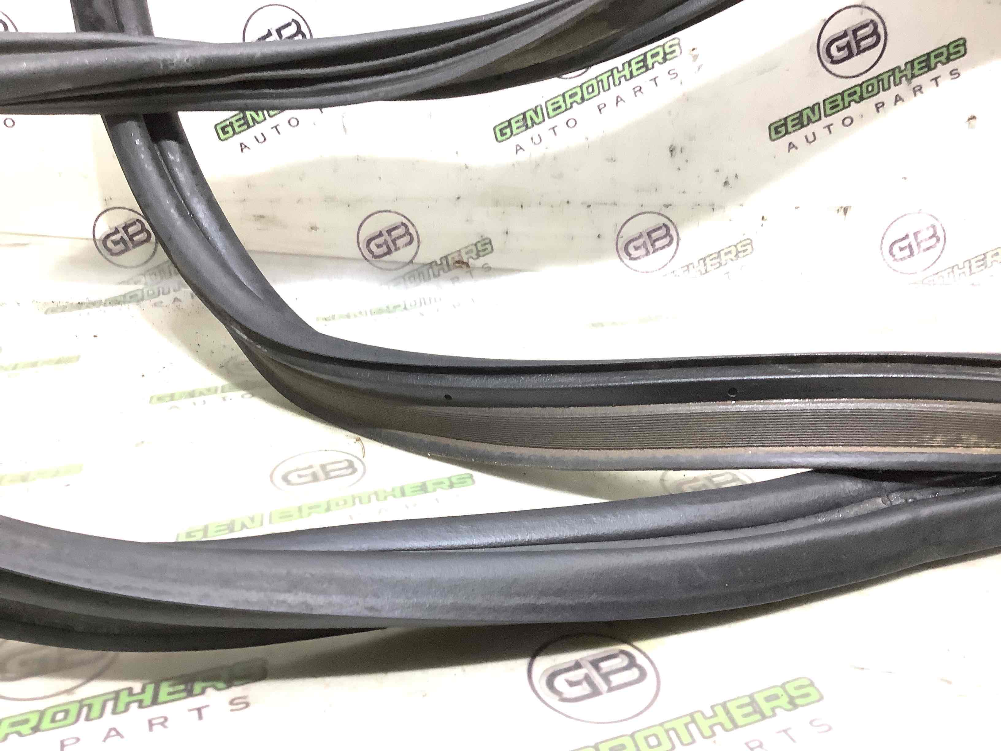 Ущільнювач кришки багажника, двері багажника