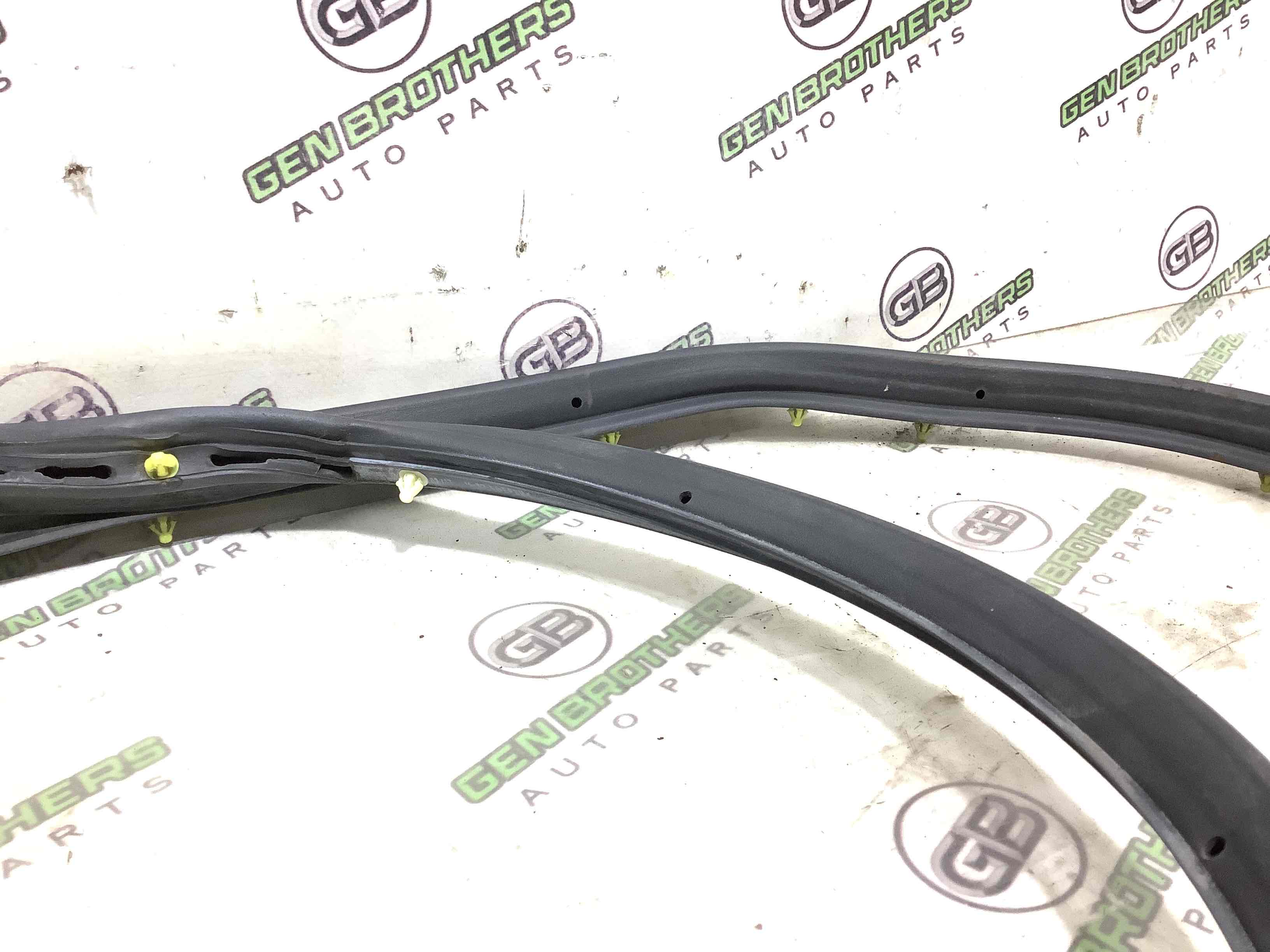 Ущільнювач скла, двері