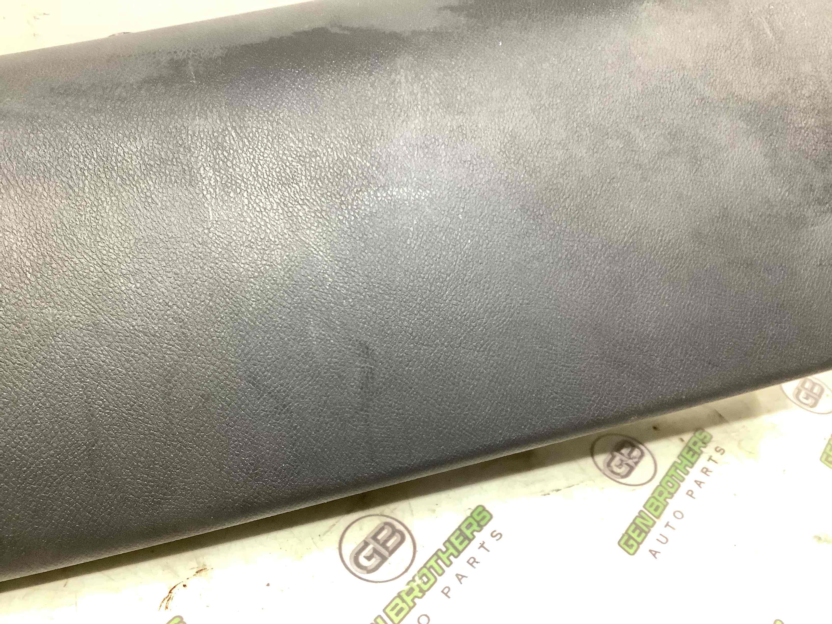 Обшивка центральної стійки ліва