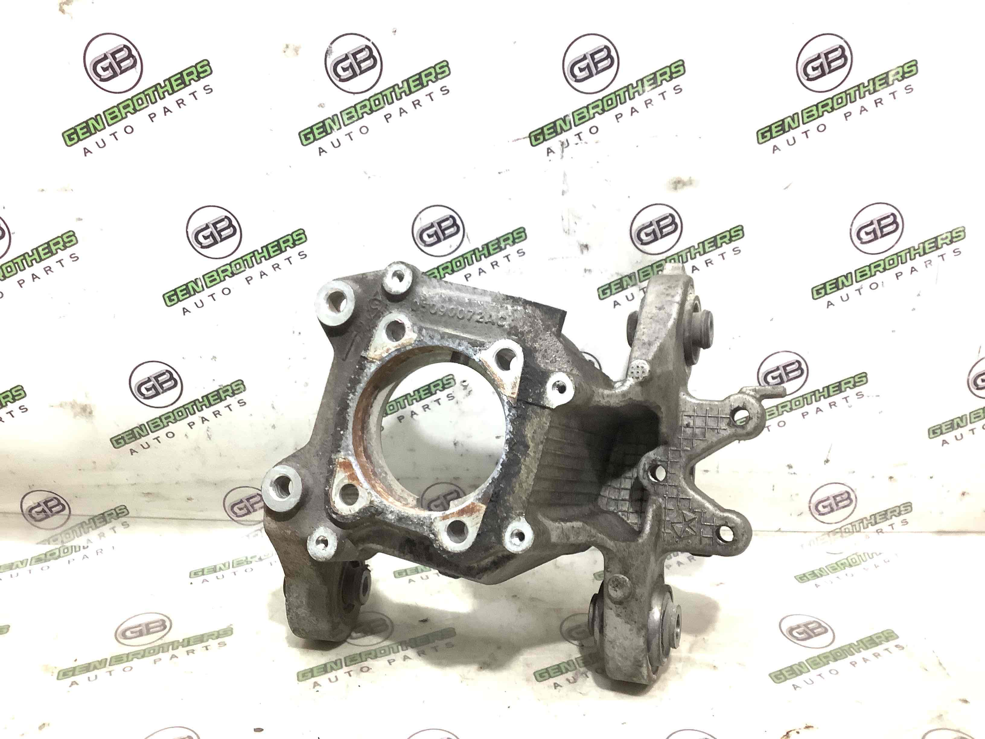 Кулак задній правий