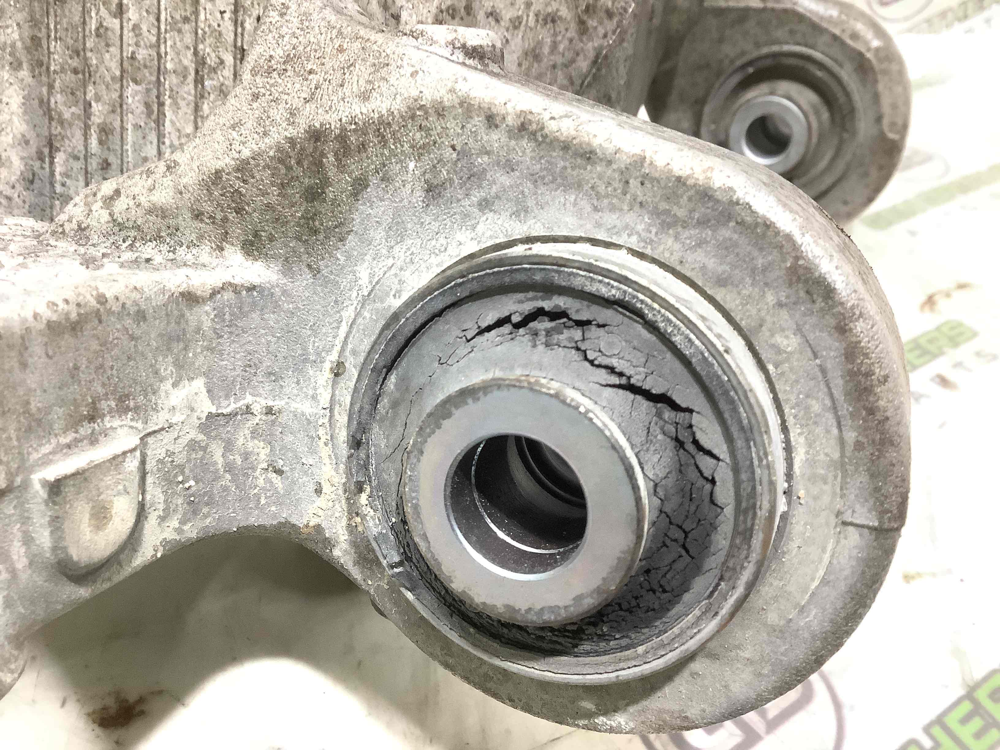 Кулак задній лівий