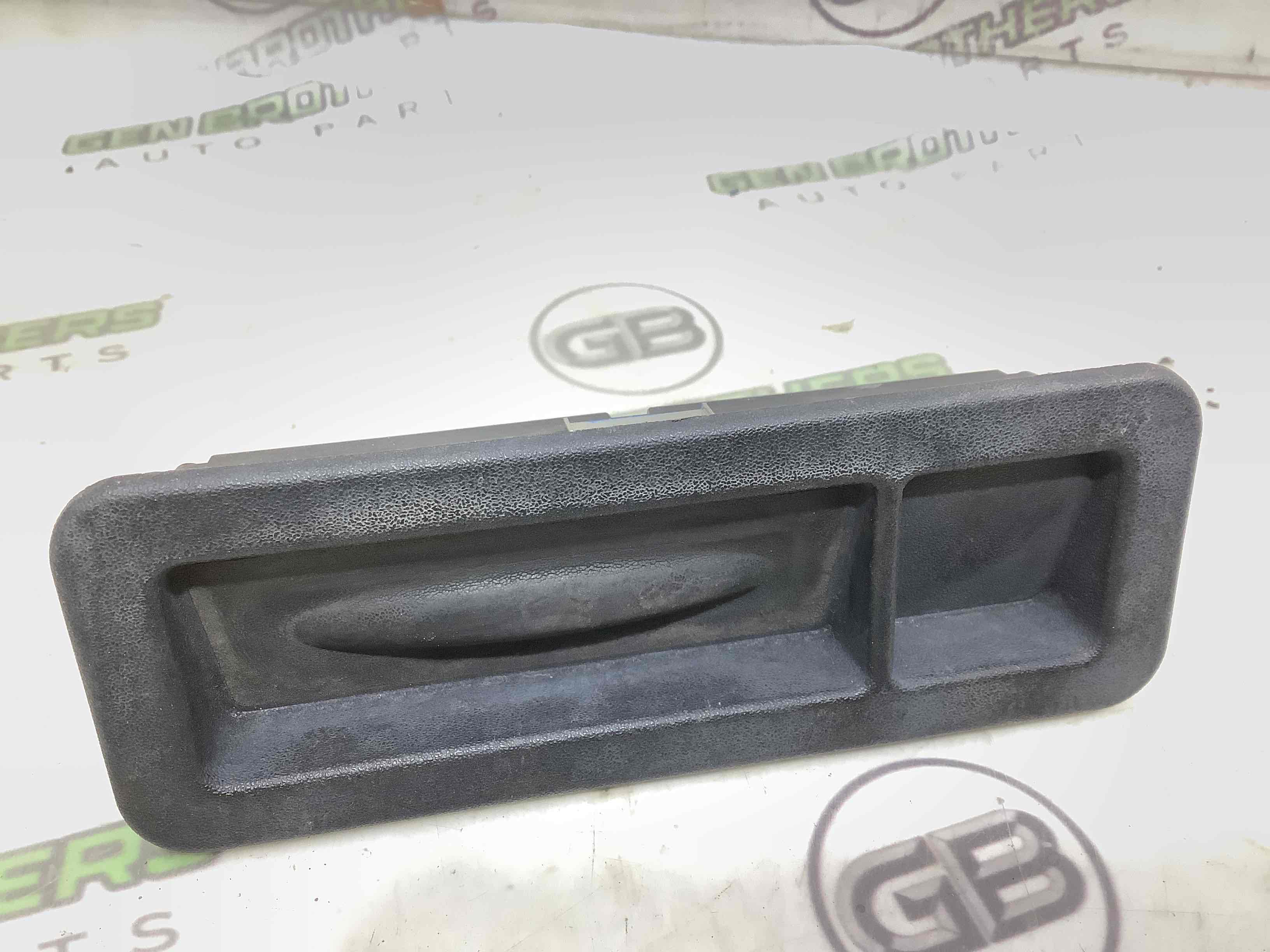 Кнопка відкриття багажника