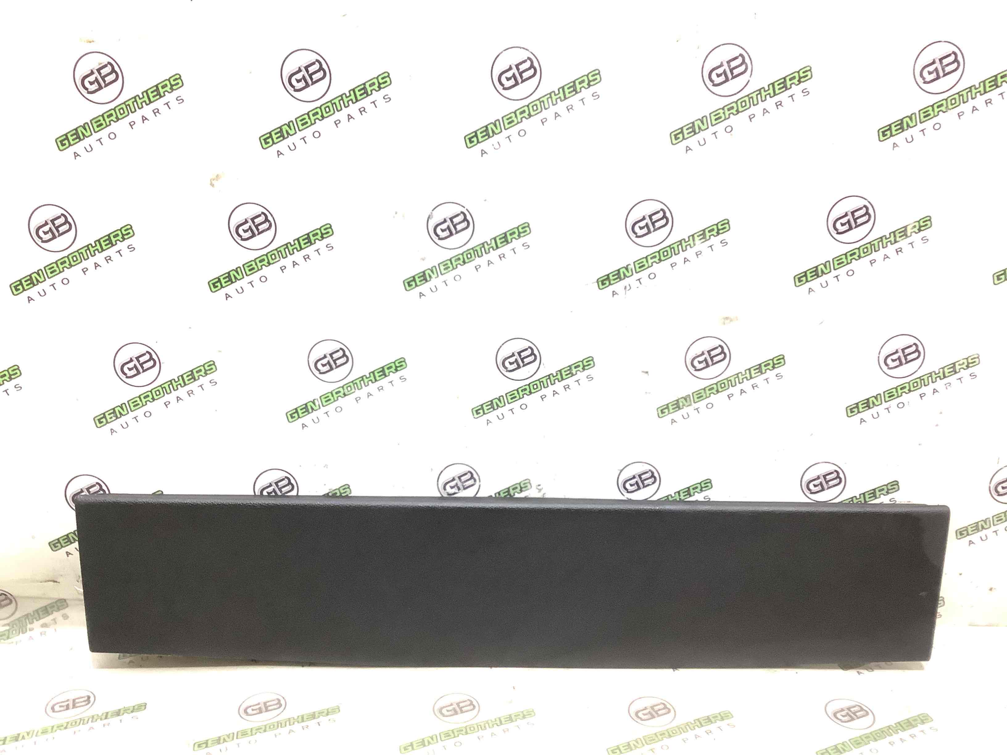 Обшивка кришки багажника