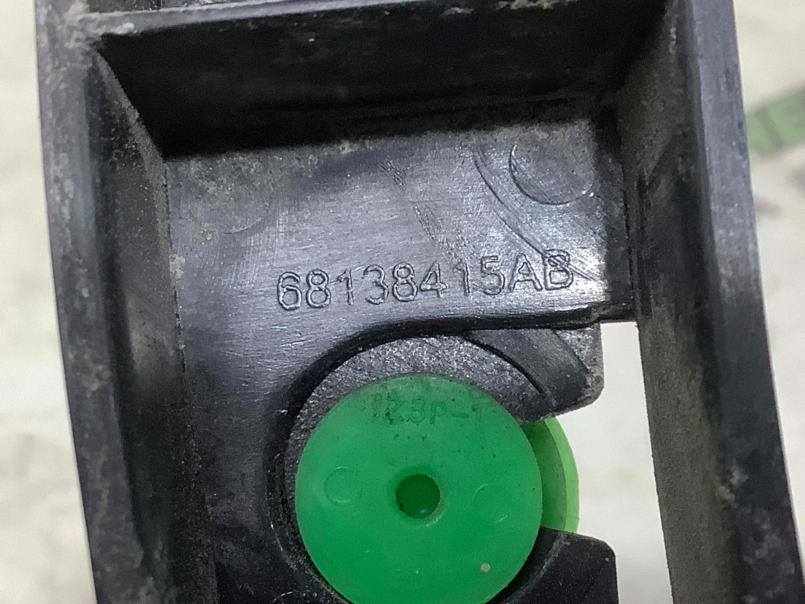 Кріплення заднього бампера ліве