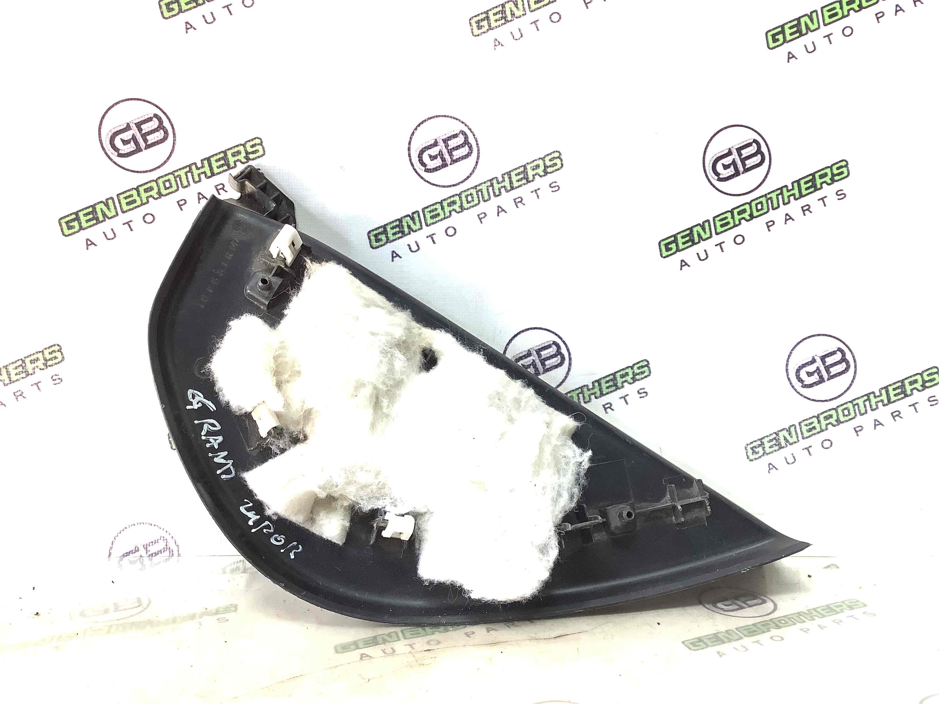 Обшивка панелі приладів торпедо