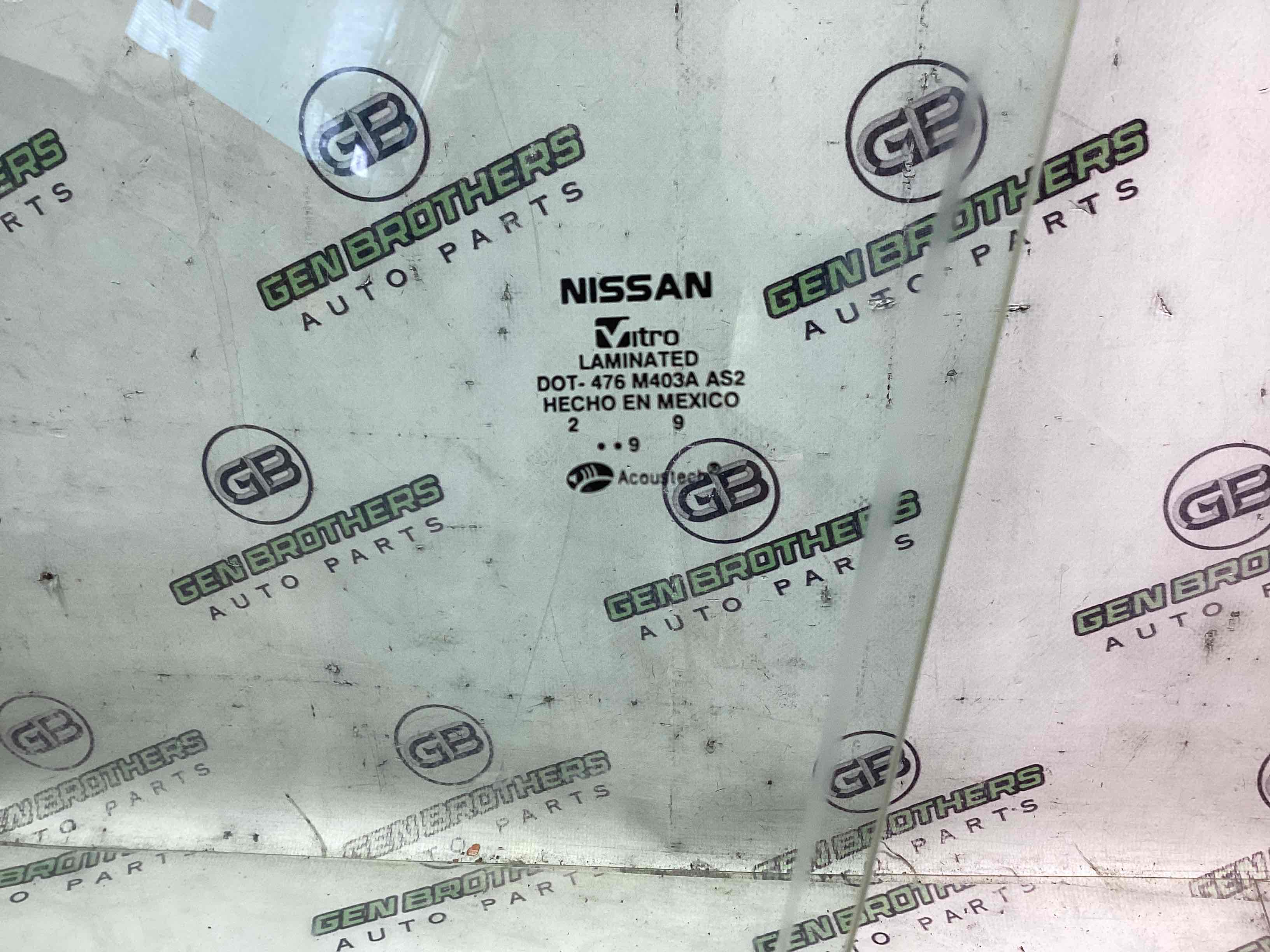 Скло переднє ліве