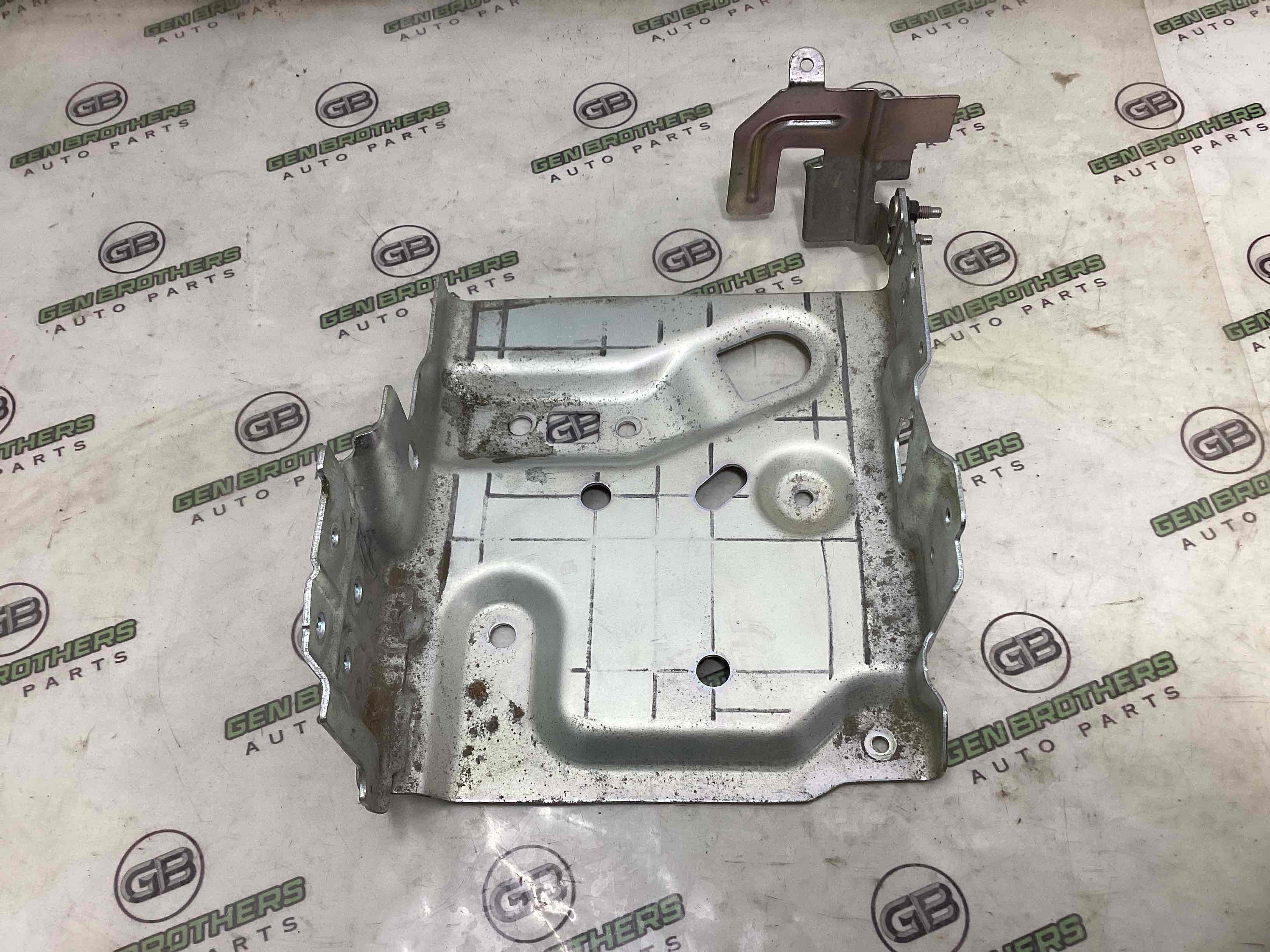 Полиця акумулятора, кришка, кріплення майданчик АКБ