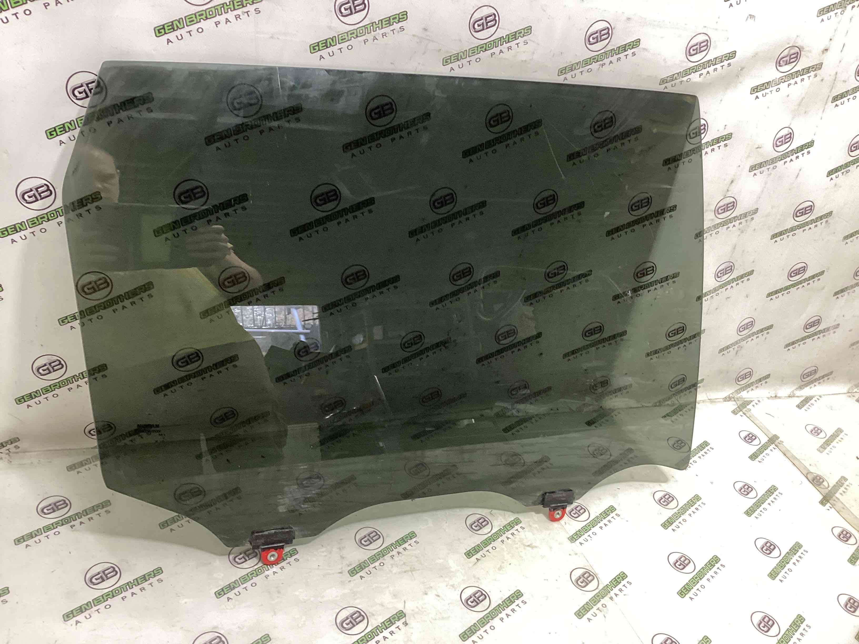 Скло заднє праве