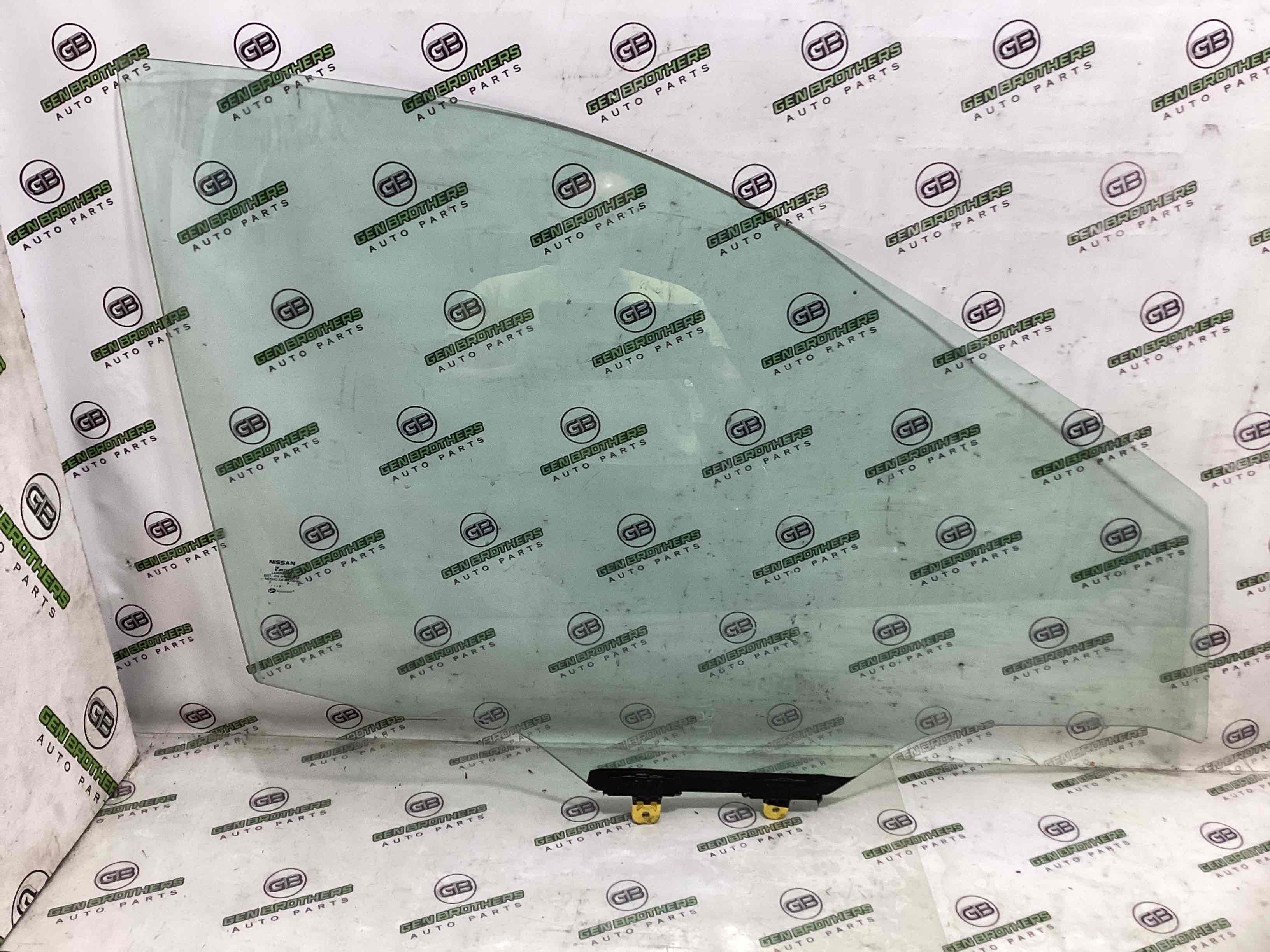 Скло переднє праве